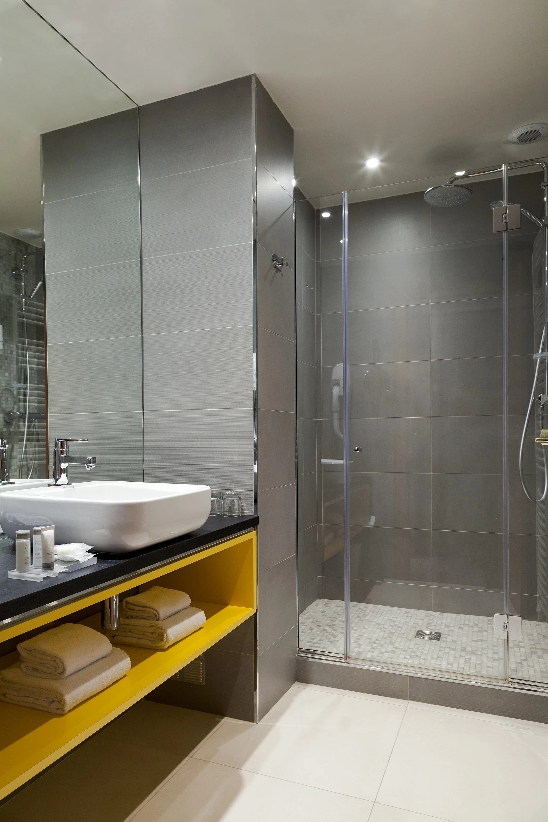 Salle de bain avec douche au Timhotel Opéra Blanche Fontaine