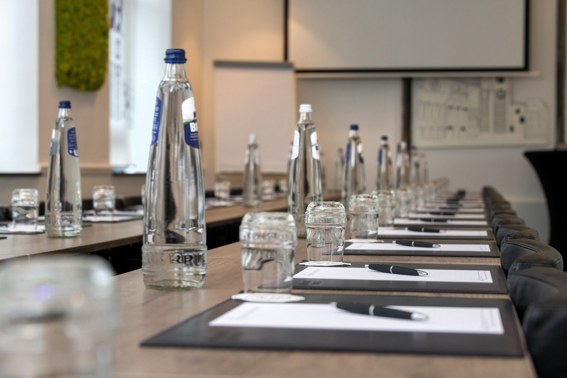 Disposition professionnelle avec bouteilles d'eau pour réunion.