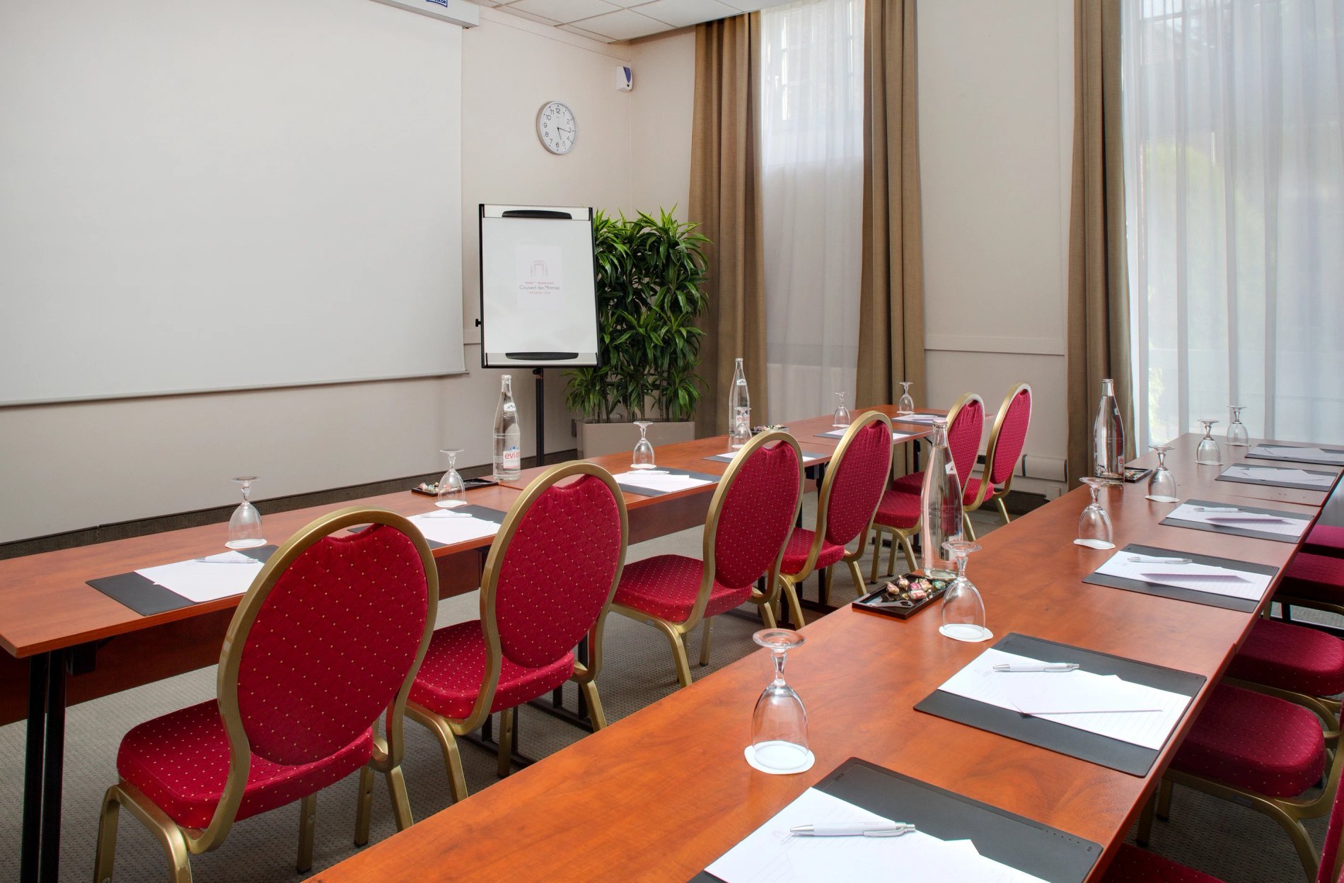 Discover at Hotel Le Couvent des Minimes this seminar room in Lille in a boardroom setup, perfect for your committees and training sessions.