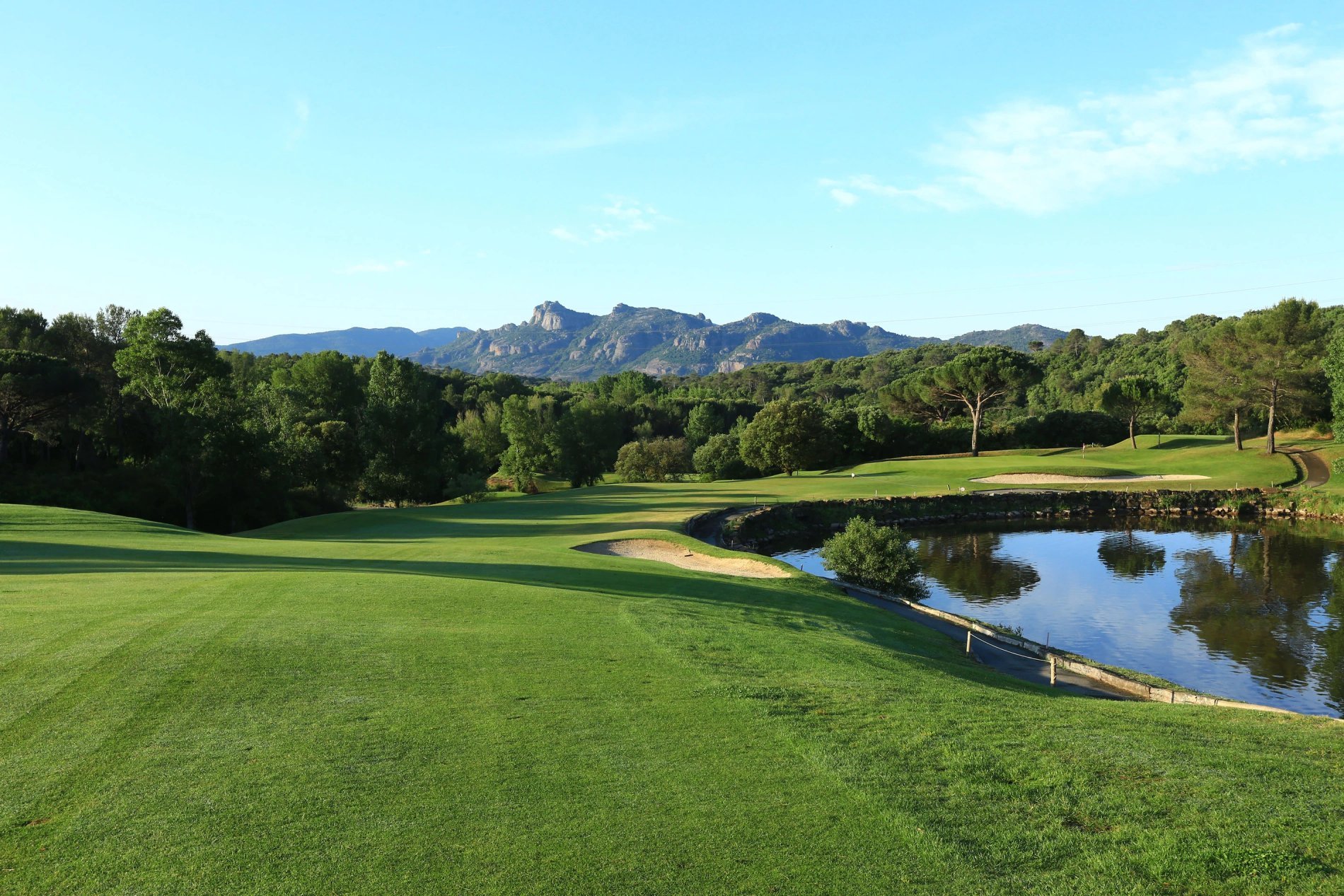 Rocher de roquebrune depuis le golf de saint endréol var