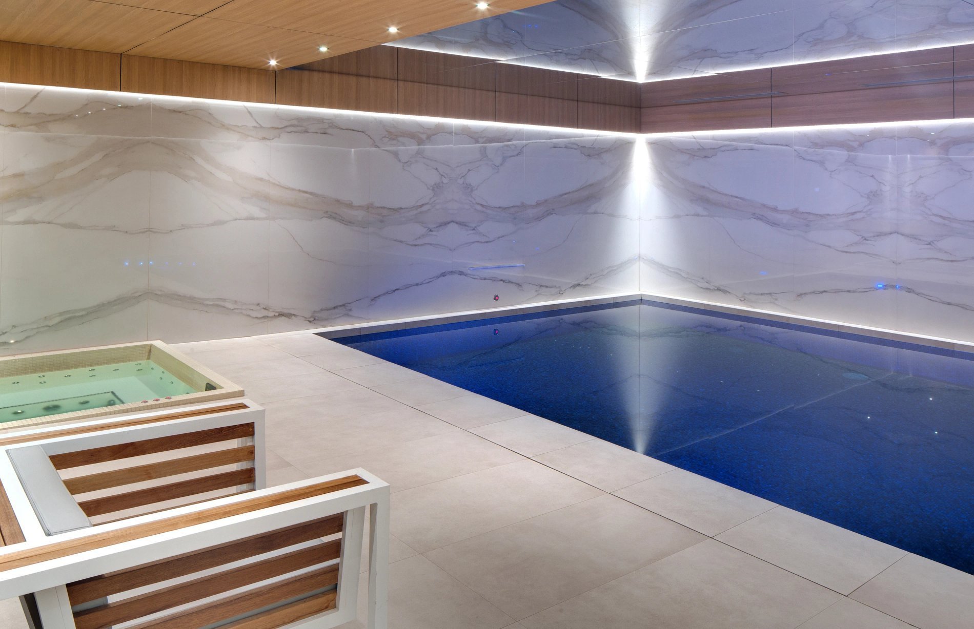 Femme allongée au bord de la piscine privée du spa, profitant d'un moment de détente.