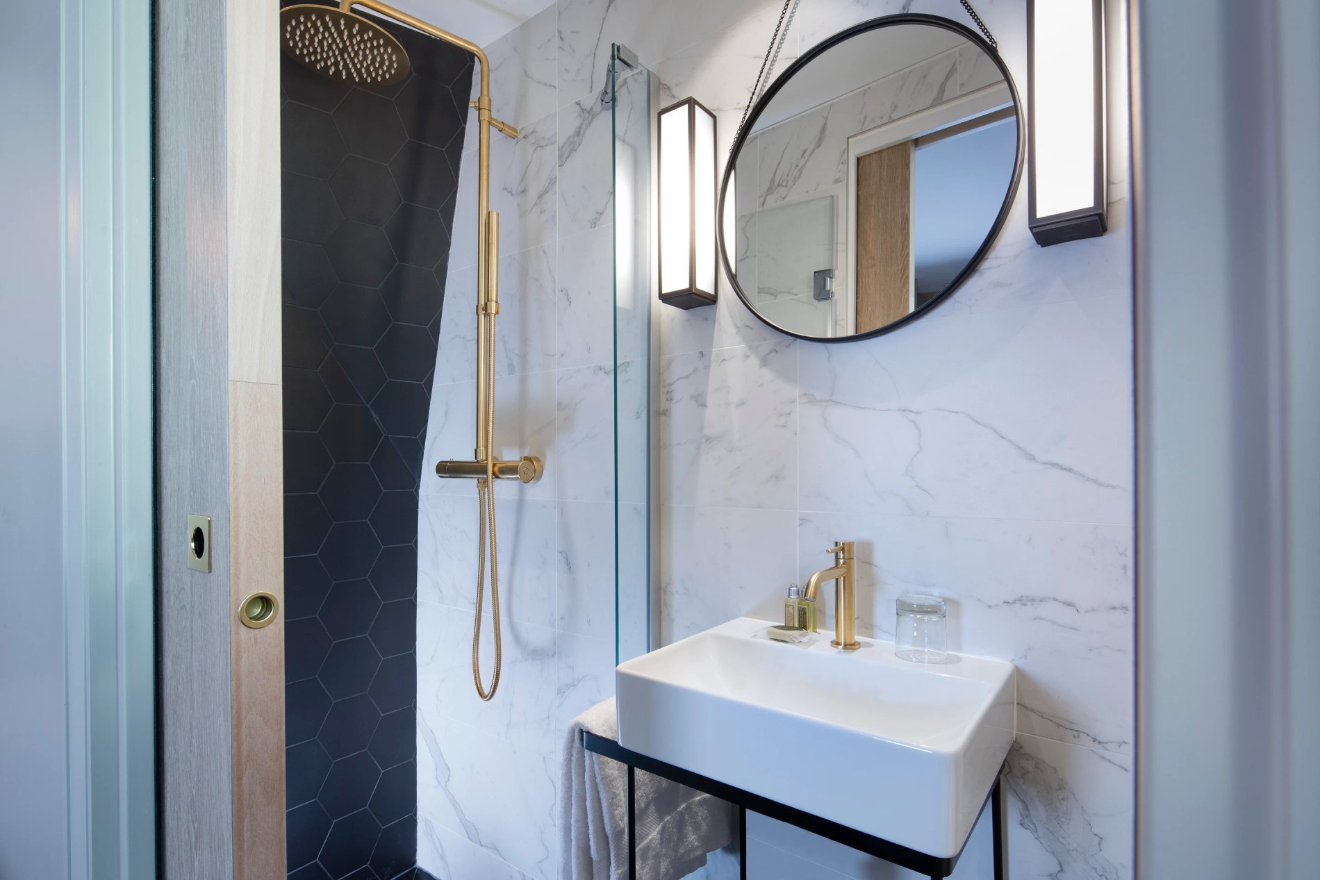 Hotel Maxim Quartier Latin Single Room Bathroom Shower