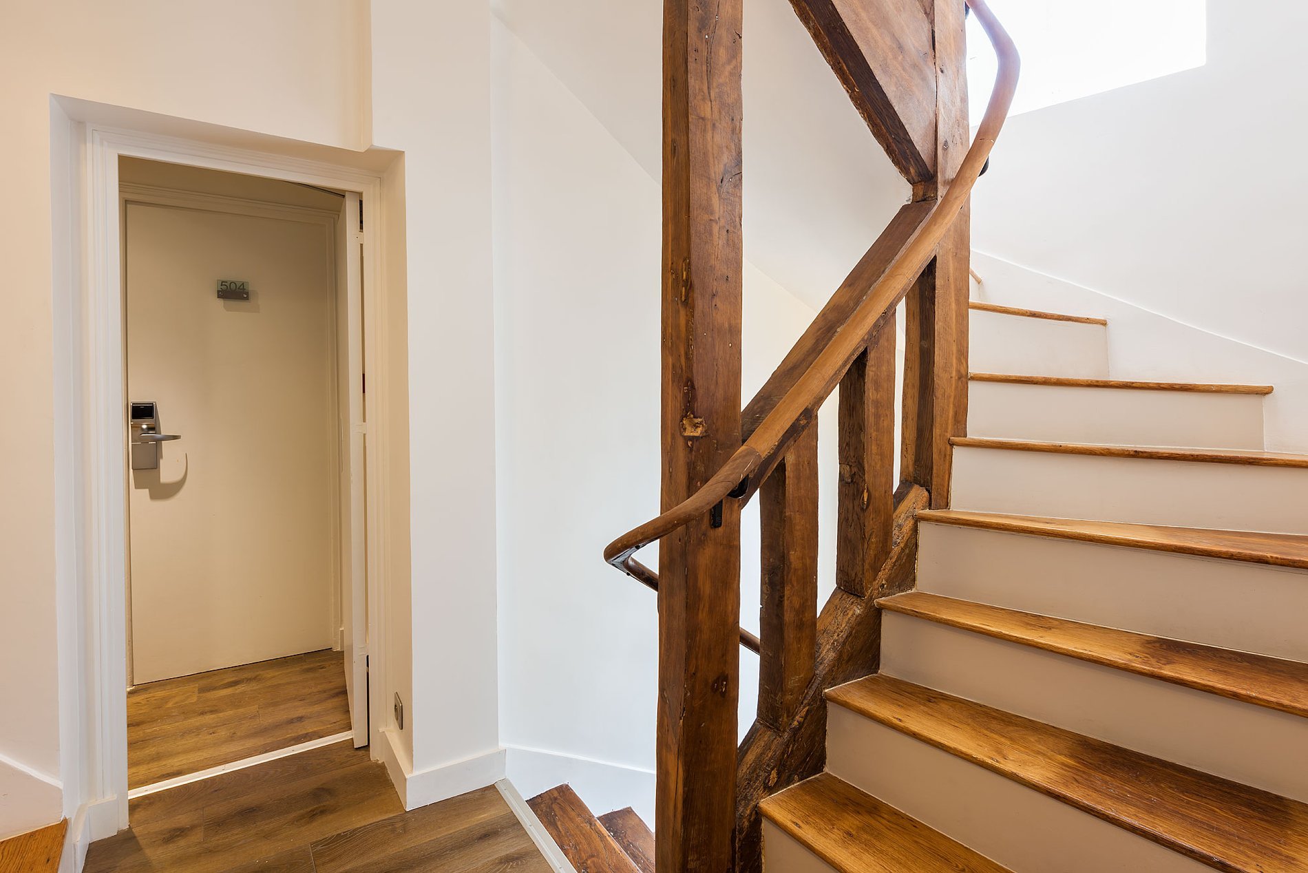 Midnight Hotel Escaliers