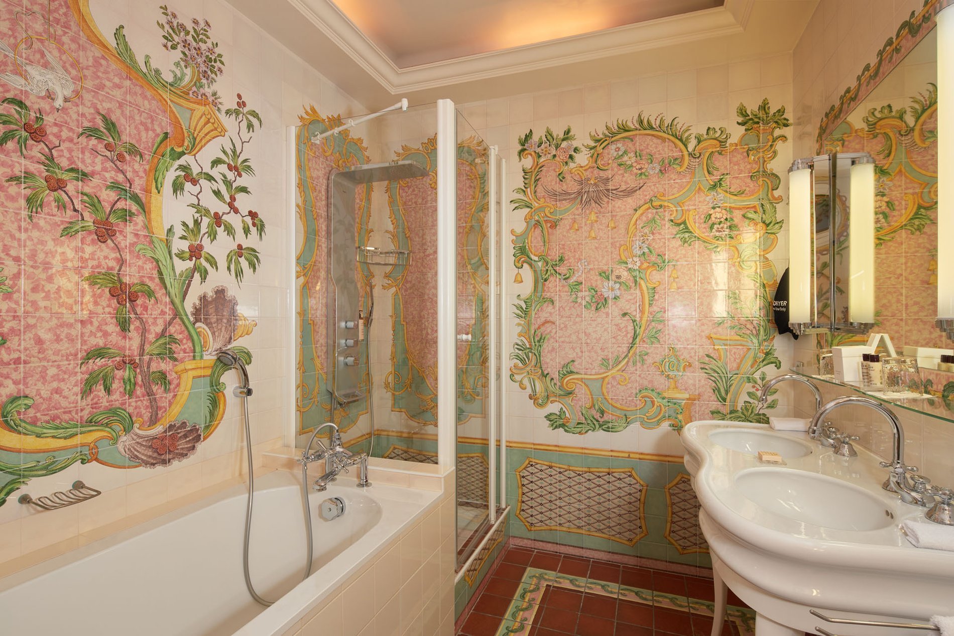 Hôtel Raphael | Bathroom of the suite Baverez Terrasse Eiffel tower
