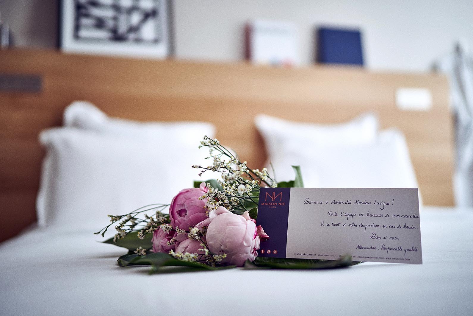 A word of welcome on the bed in a Maison Nô room