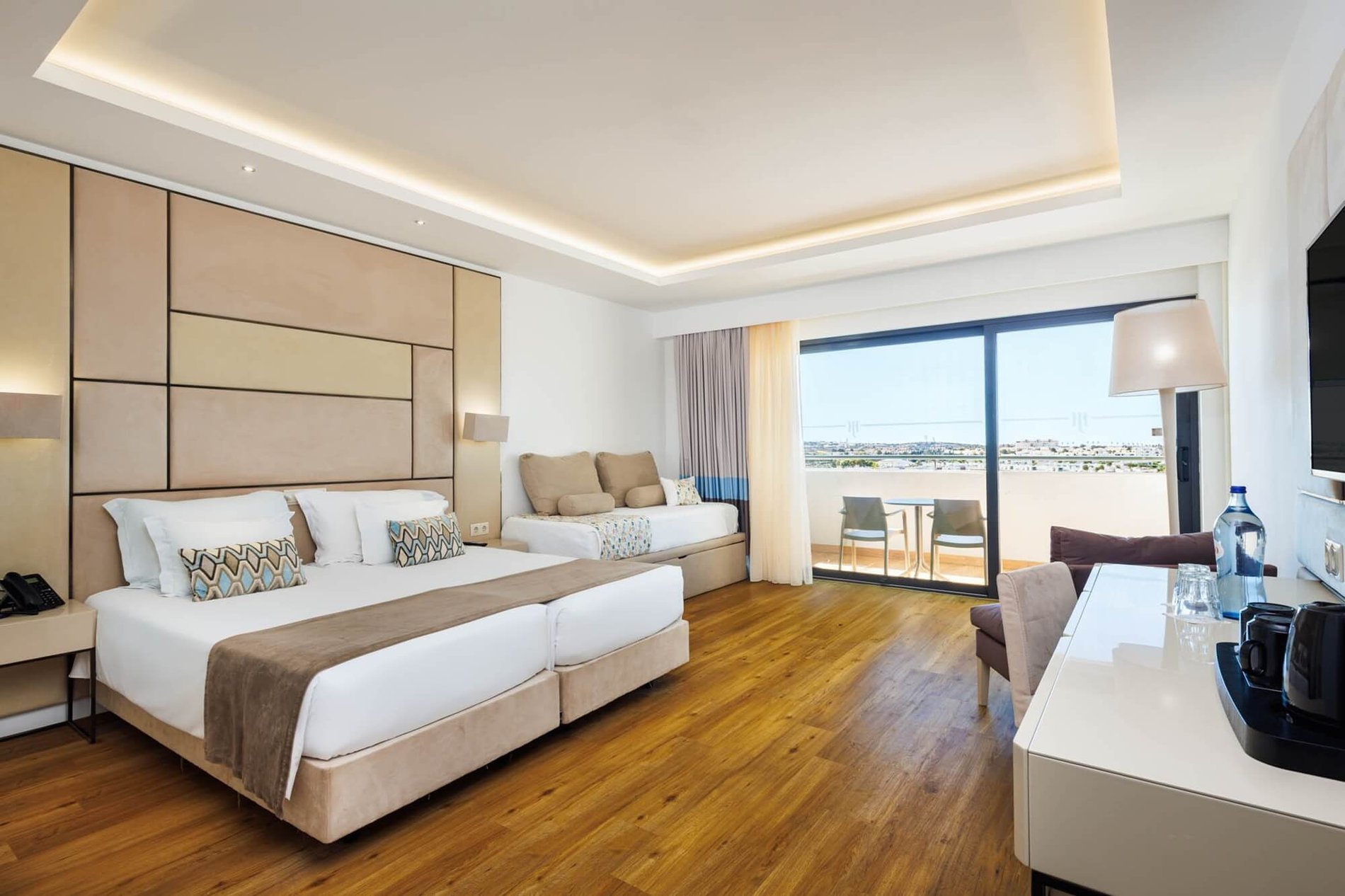 Chambre familiale confortable et spacieuse avec tente, canapé et balcon à l’Hôtel Jupiter Albufeira