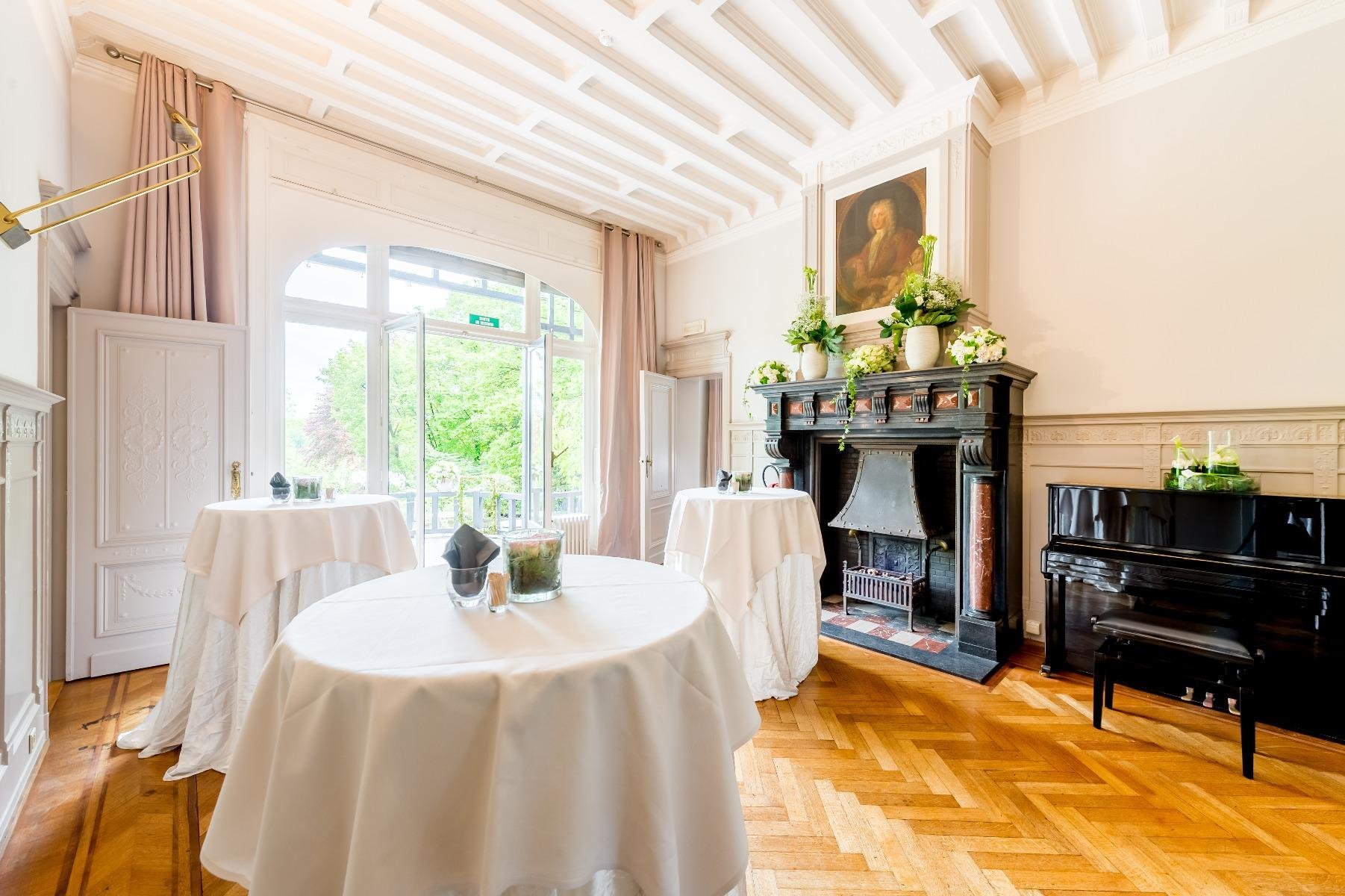 Salle de réception lumineuse avec vue sur le jardin au Martin's Manoir.