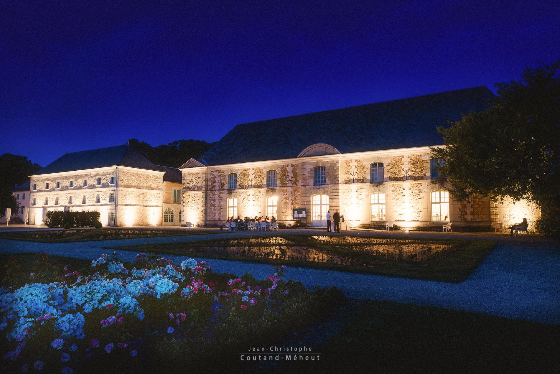 Vu de nuit sur les hébergements du château Coudray Montpensier