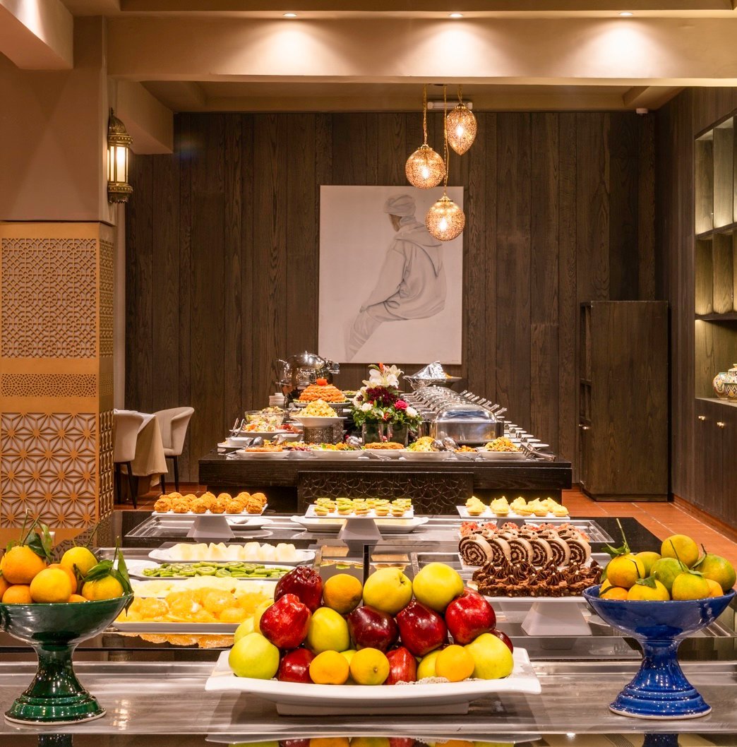 Buffet coloré de fruits et légumes frais au restaurant L’Oasis du Berbère Palace à Ouarzazate