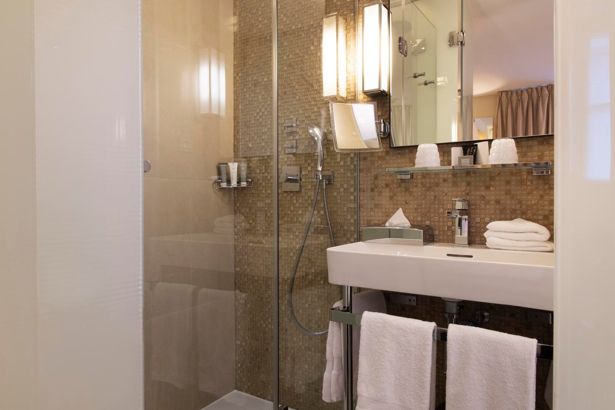 Hotel Le Pradey, Hotel Le Pradey Tradition Room Bathroom