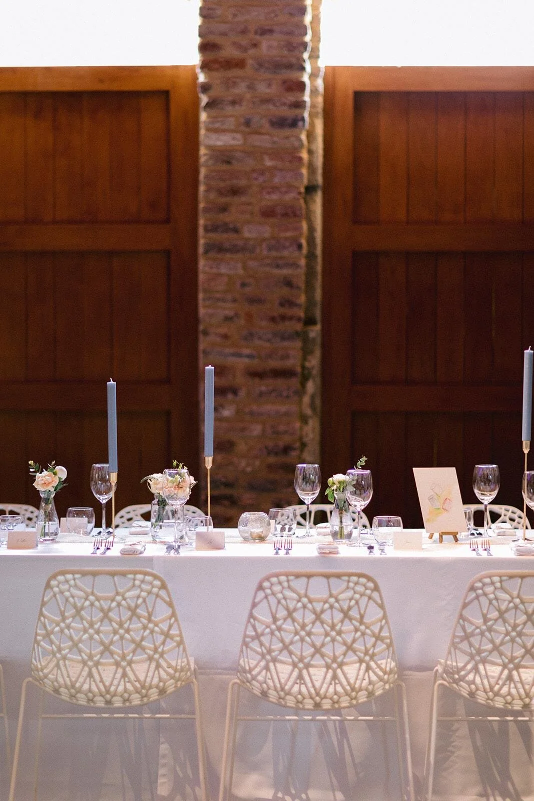 Elegantly set wedding table at Martin's Rentmeesterij in Bilzen.