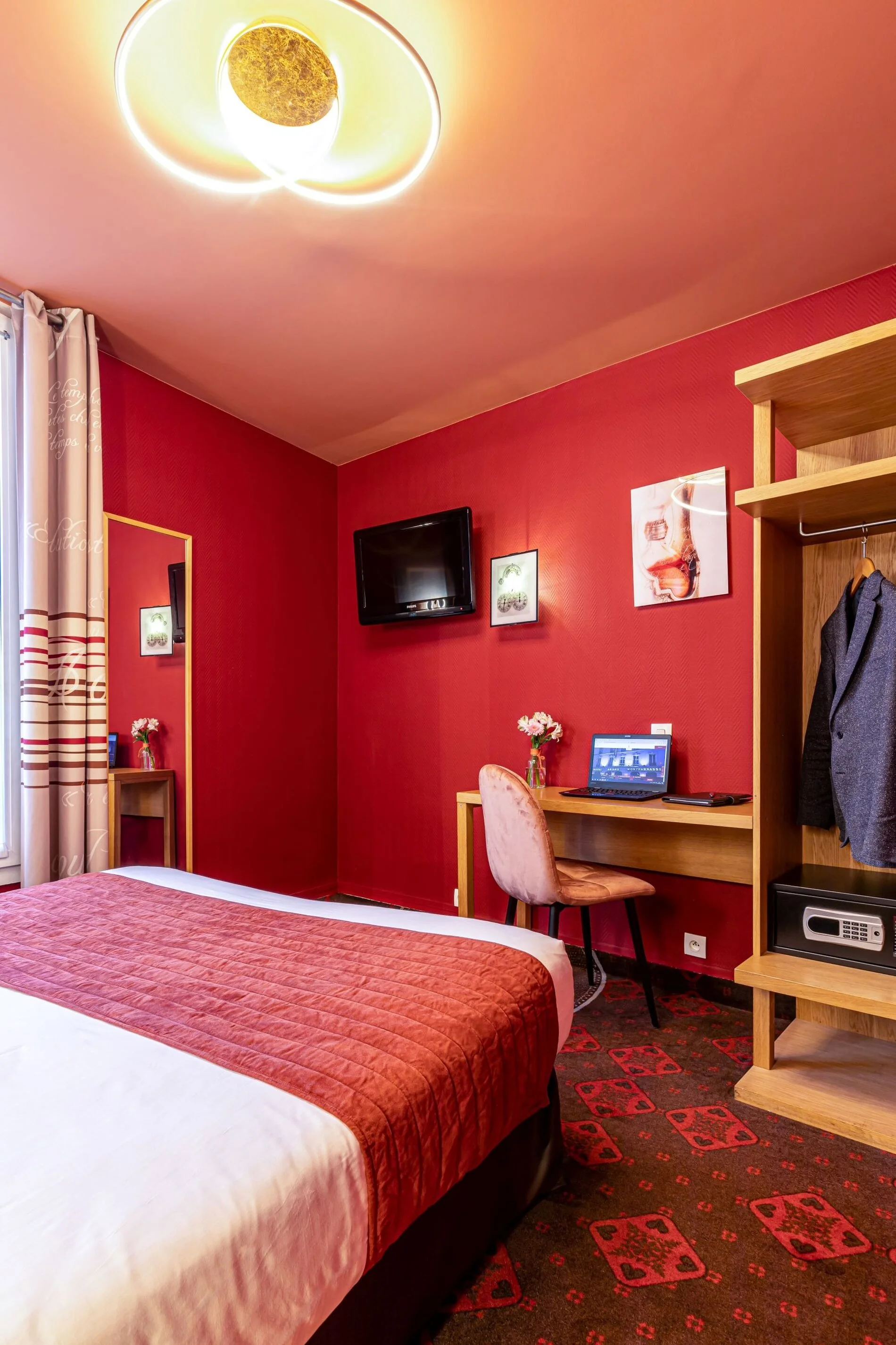 Chambre Classique Double de l'Hôtel Ariane Montparnasse avec lit double, espace bureau et lumière naturelle à Paris 14