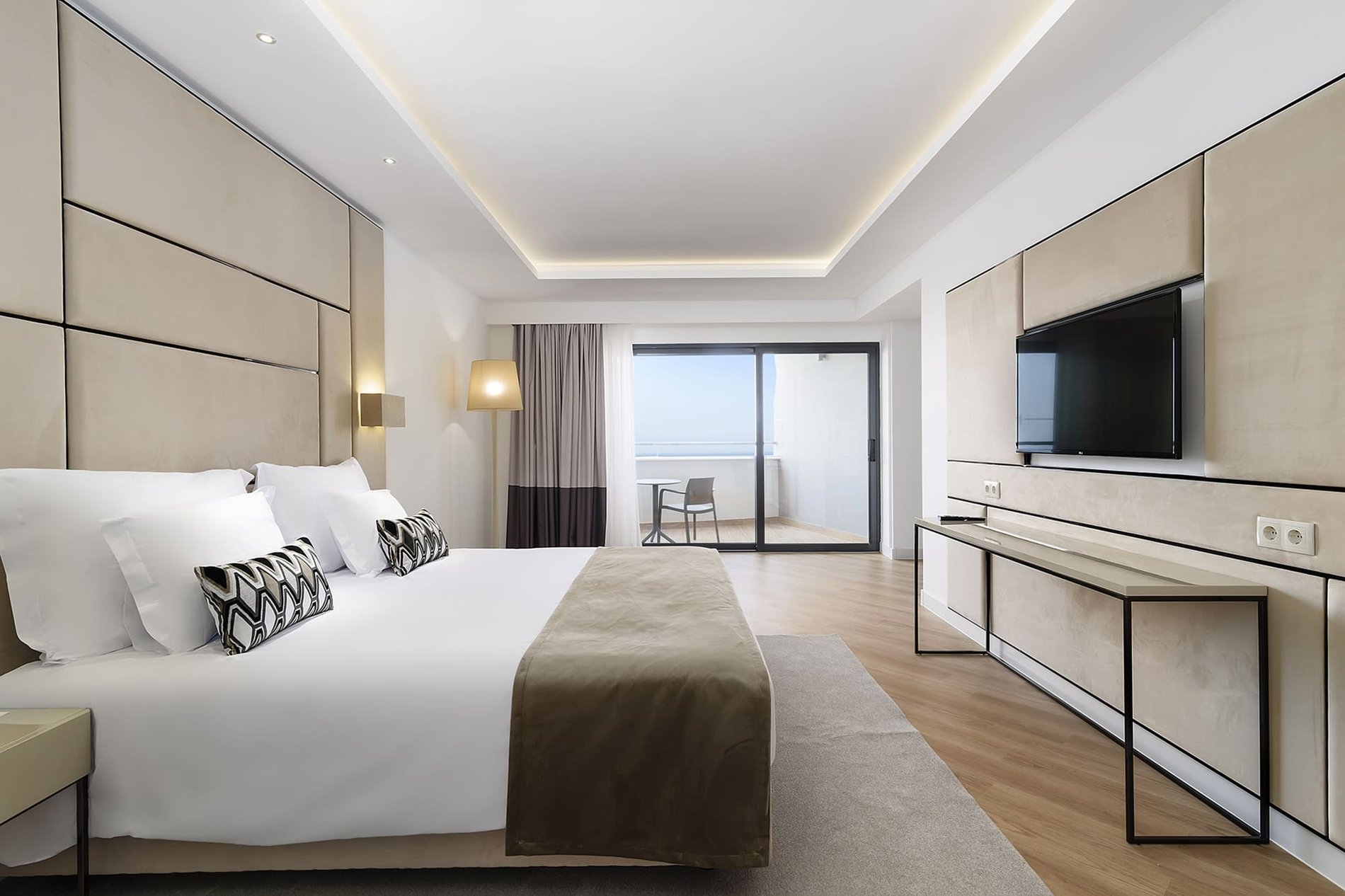 Réservez votre prochain séjour dans la Junior Suite, qui possède un grand salon et un balcon accueillant avec vue à l’Hôtel Jupiter Albufeira