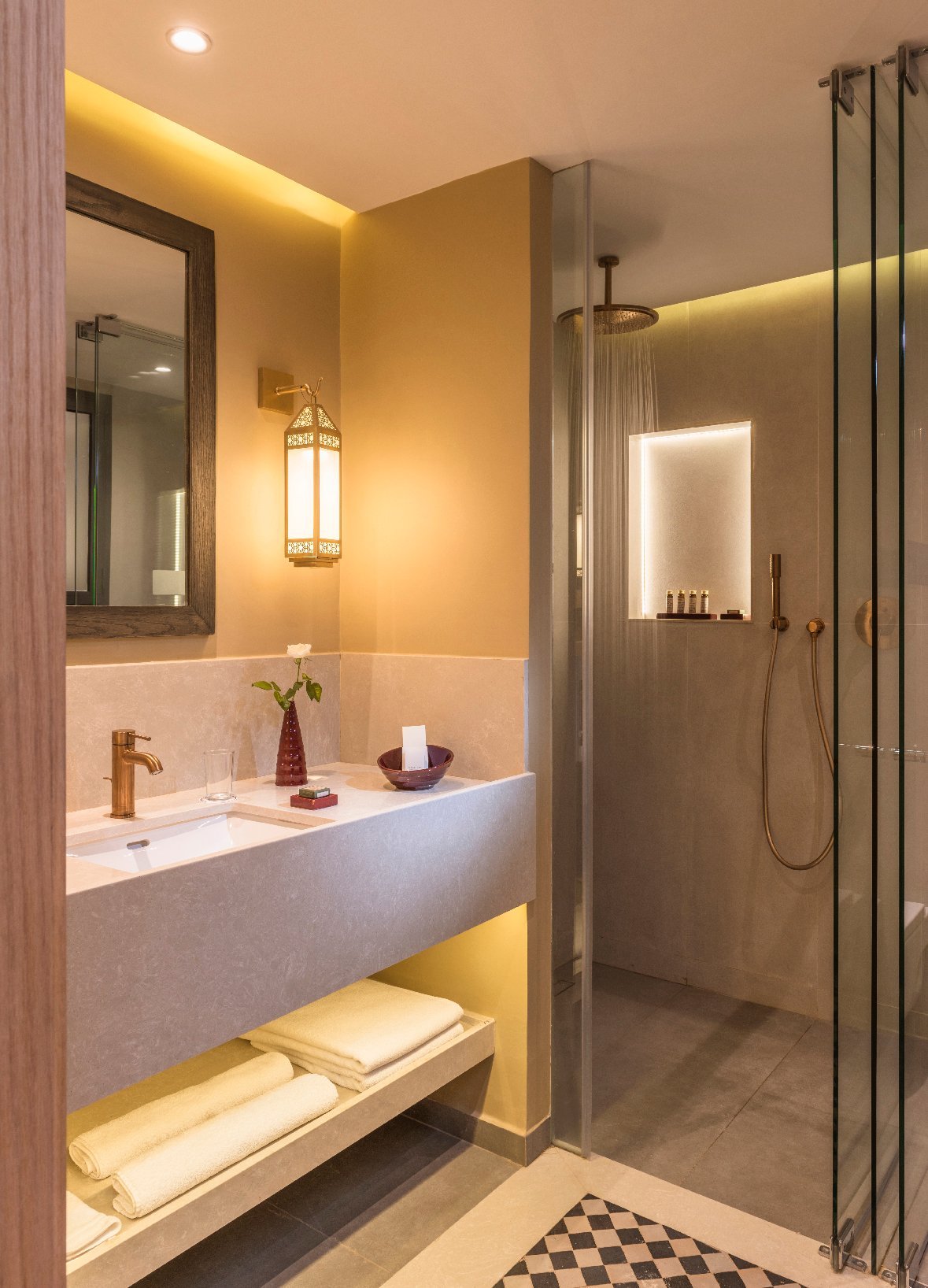 Salle de bain élégante de la chambre Supérieure au Berbère Palace
