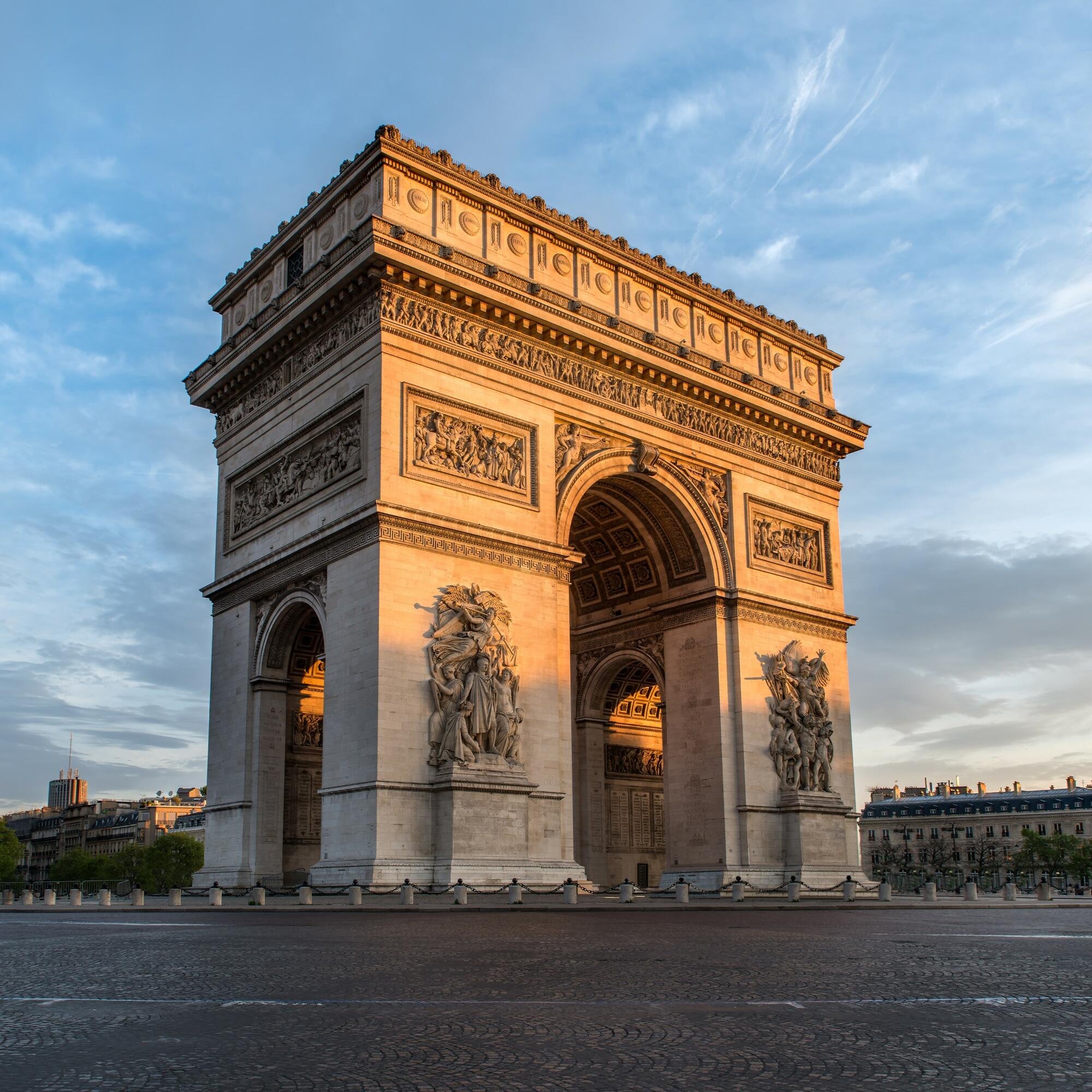 JO 2024. Les anneaux devant l'Hôtel de Ville de Paris aspergés par