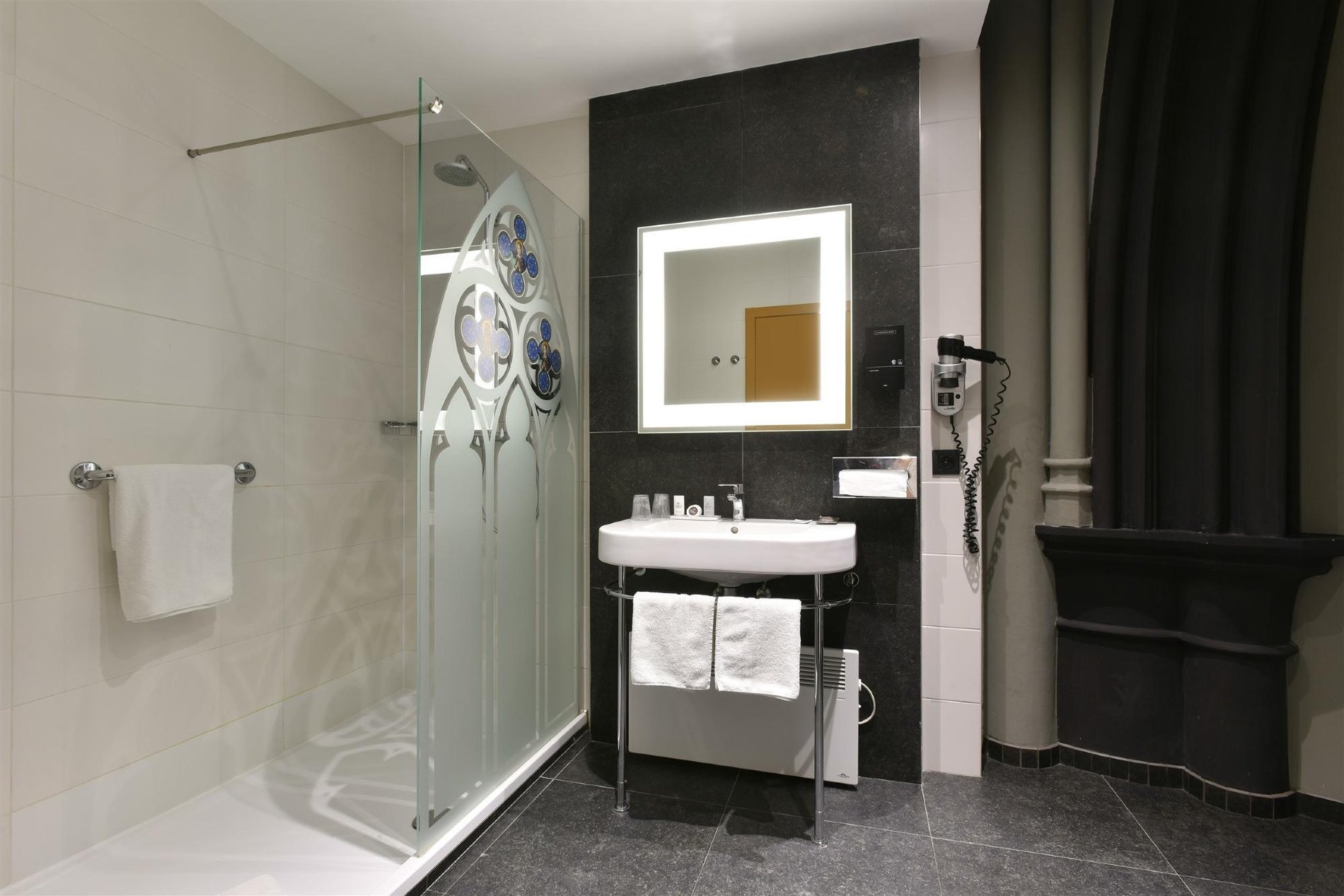 Modernes Badezimmer mit geräumiger Dusche und eleganter Dekoration.