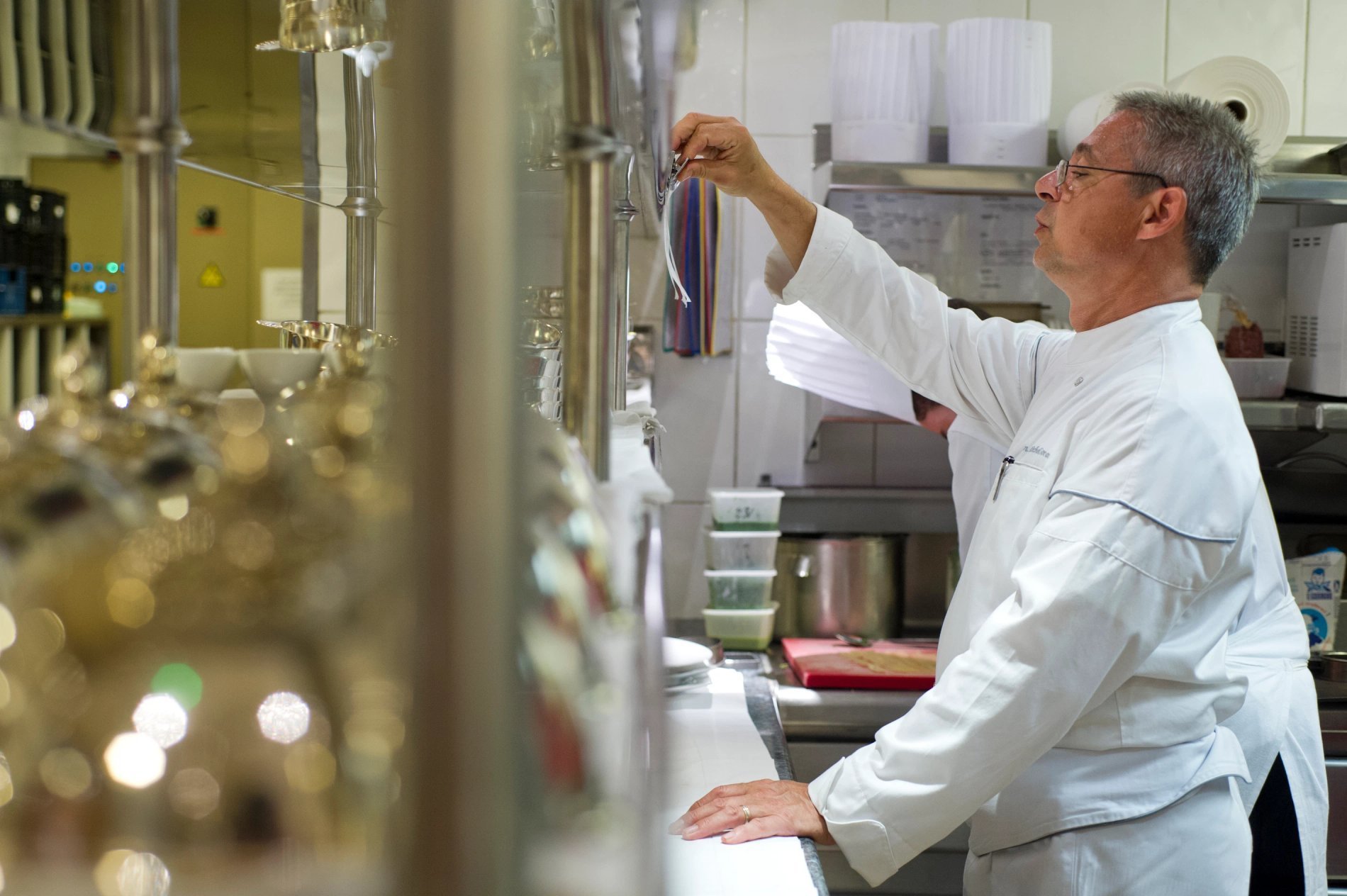 Le chef doublement étoilé Jean-Michel Lorain dirige la brigade de la Côte Saint Jacques à Joigny