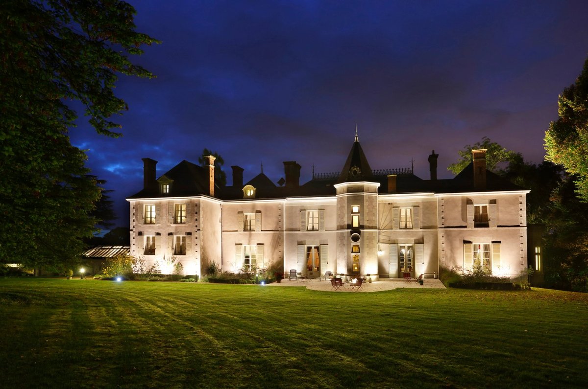 Château de la Rozelle, Château éclairé la nuit avec un grand jardin devant