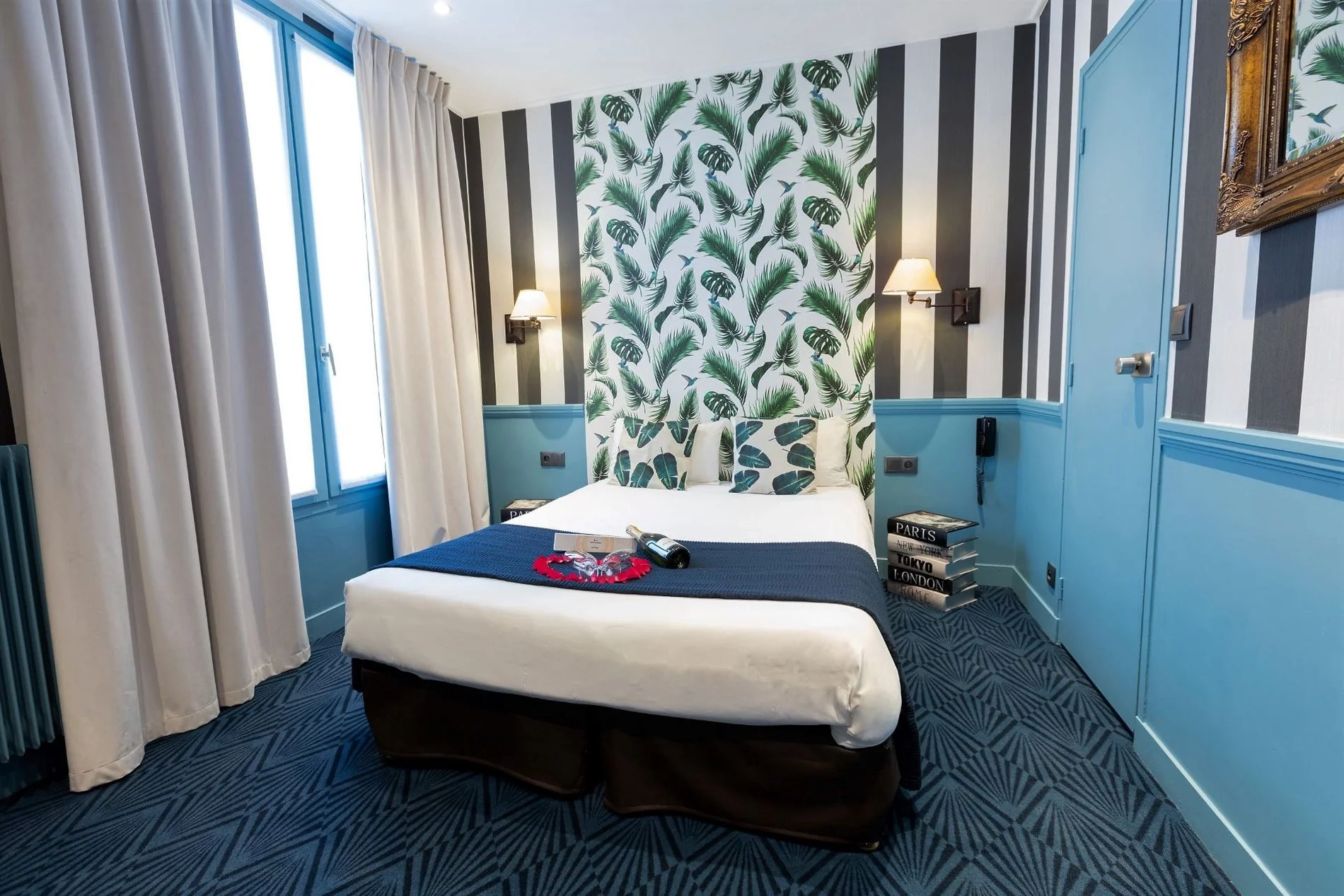 Pack romantique avec champagne et macarons dans une Chambre Confort de l'Hôtel du Théâtre à Paris