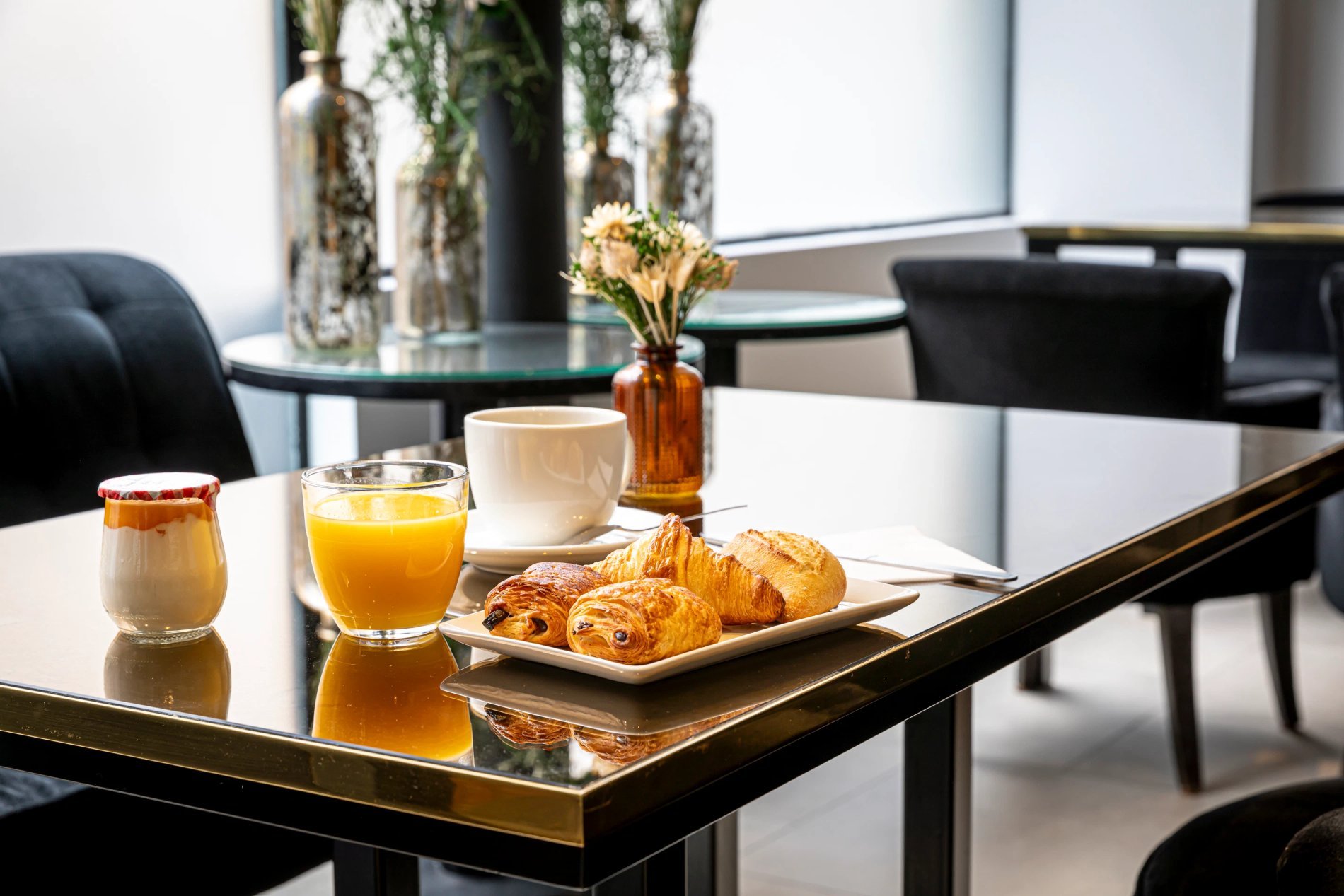 Gardette Park Hotel | Lobby and breakfast buffet