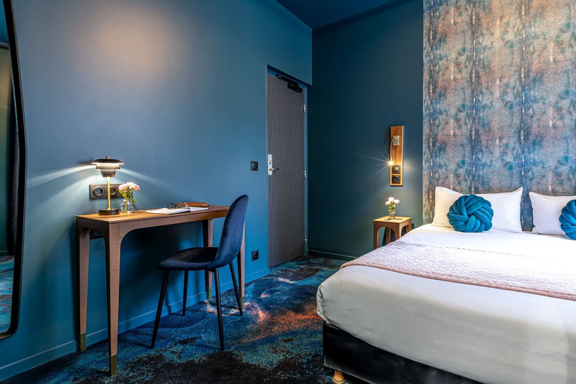 Chambre Classique Monceau de l’Hôtel Glasgow Monceau à Paris avec lit queen size, bureau et décoration aux tons bleus