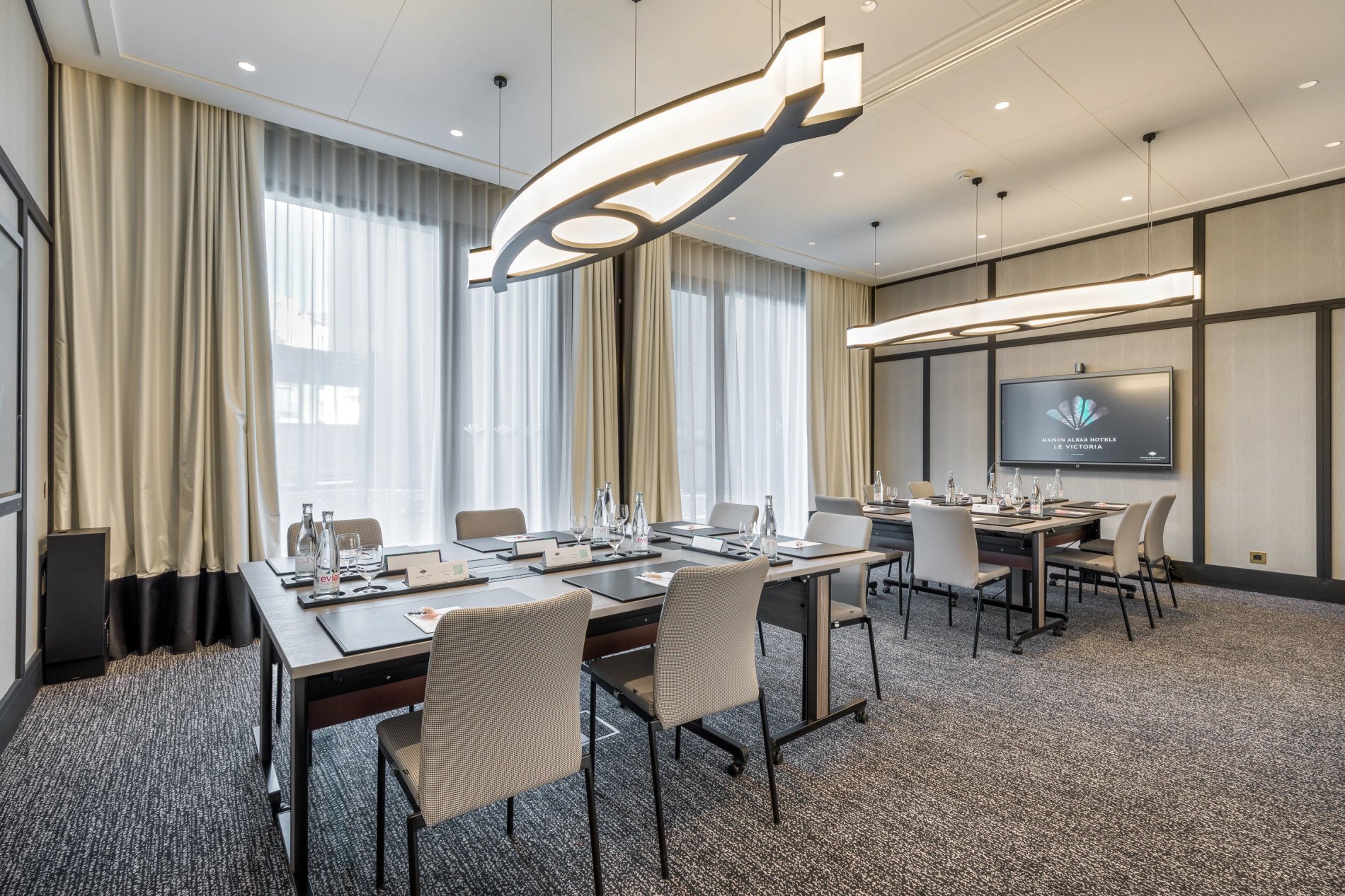 Maison Albar - Le Victoria | Salle de séminaire moderne avec écran et services.