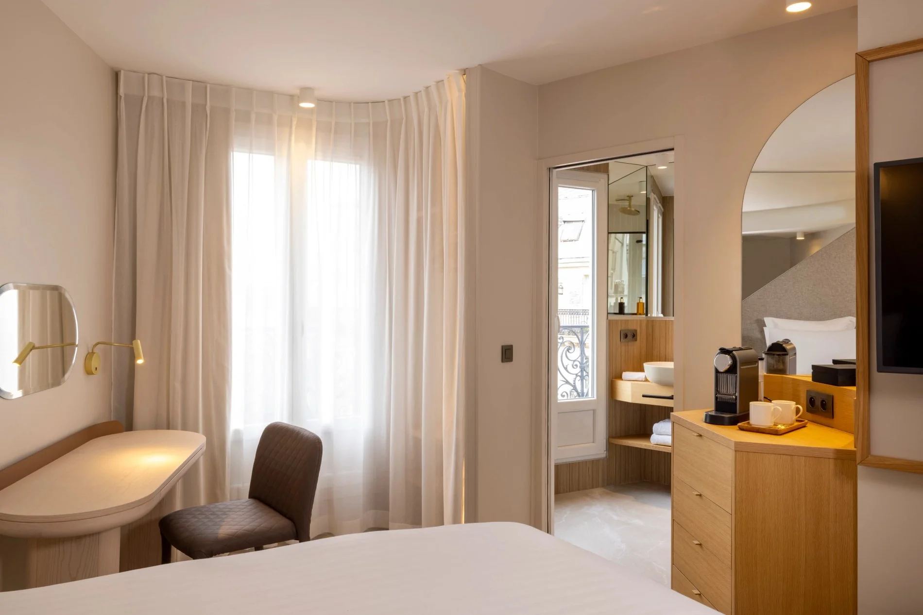 Hôtel Beige Chambre Prestige Balcon Tour Eiffel Bureau Machine à café Salle de bain