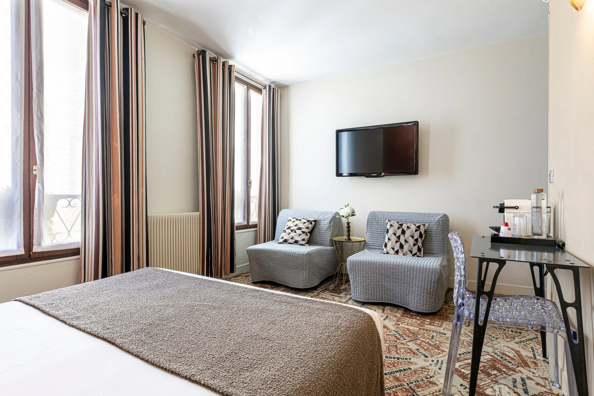 Junior Suite lumineuse de l'Hôtel Alpha Paris Eiffel à Boulogne-Billancourt.