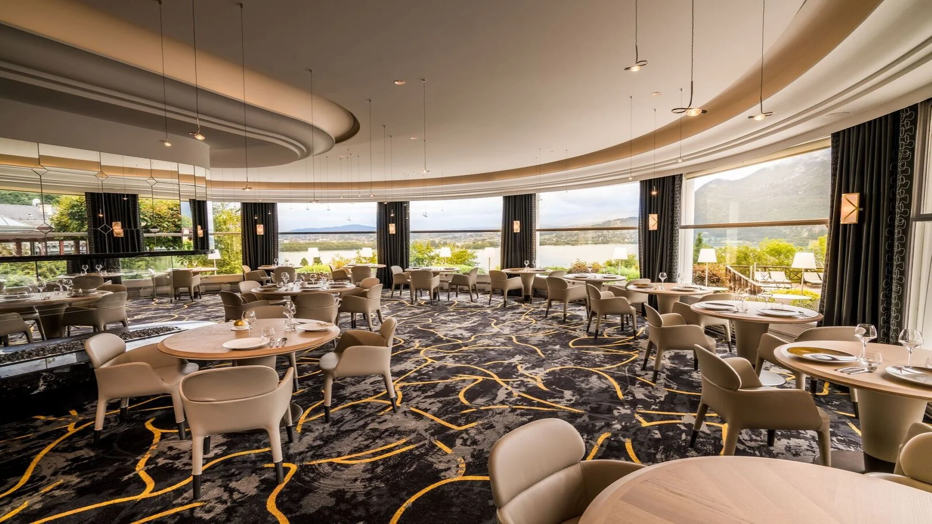 Hôtel spa Les Trésoms | Exceptional panoramic view of Lake Annecy and the mountains from La Rotonde restaurant