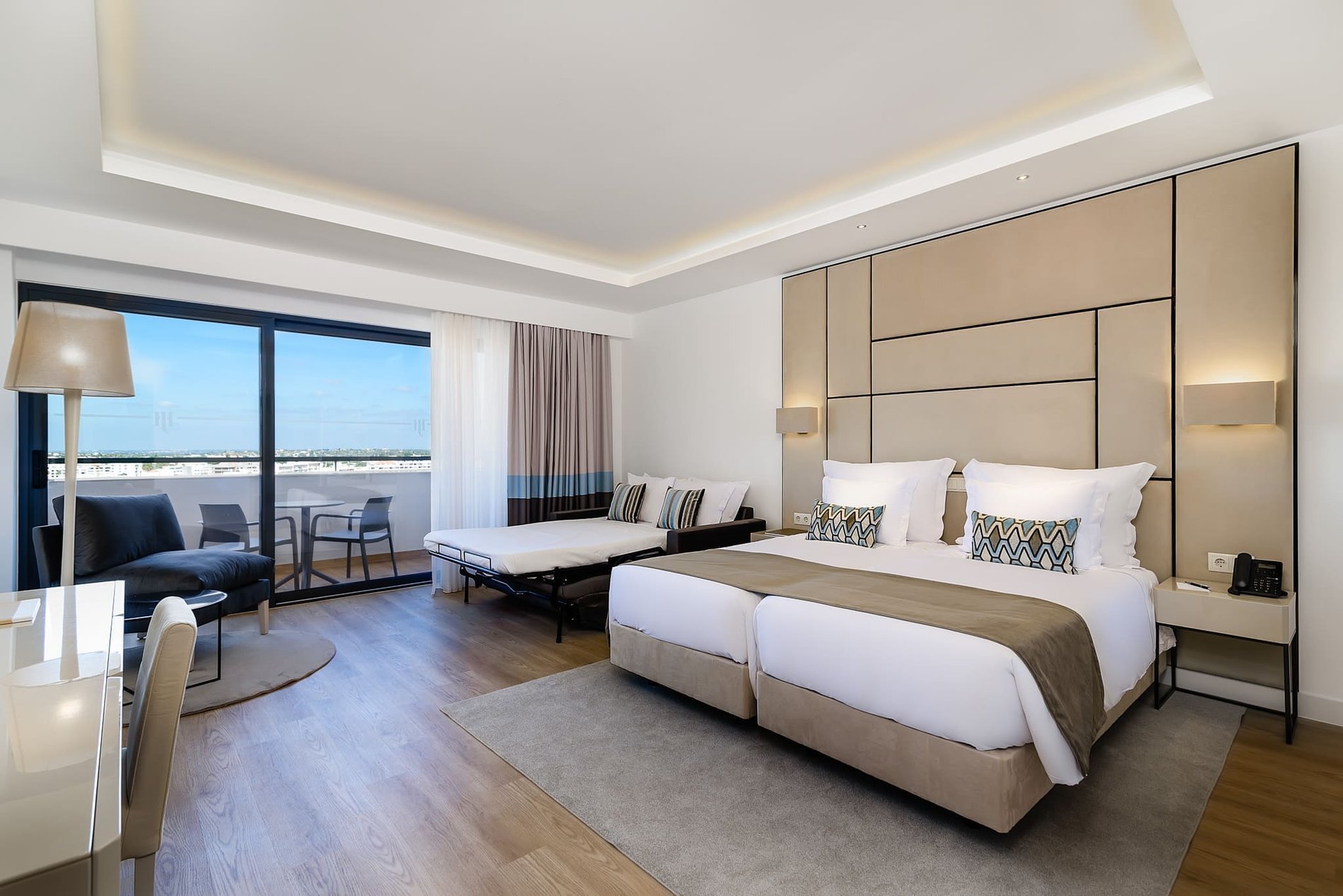 Chambre supérieure spacieuse et confortable avec canapé et balcon au Jupiter Albufeira Hôtel