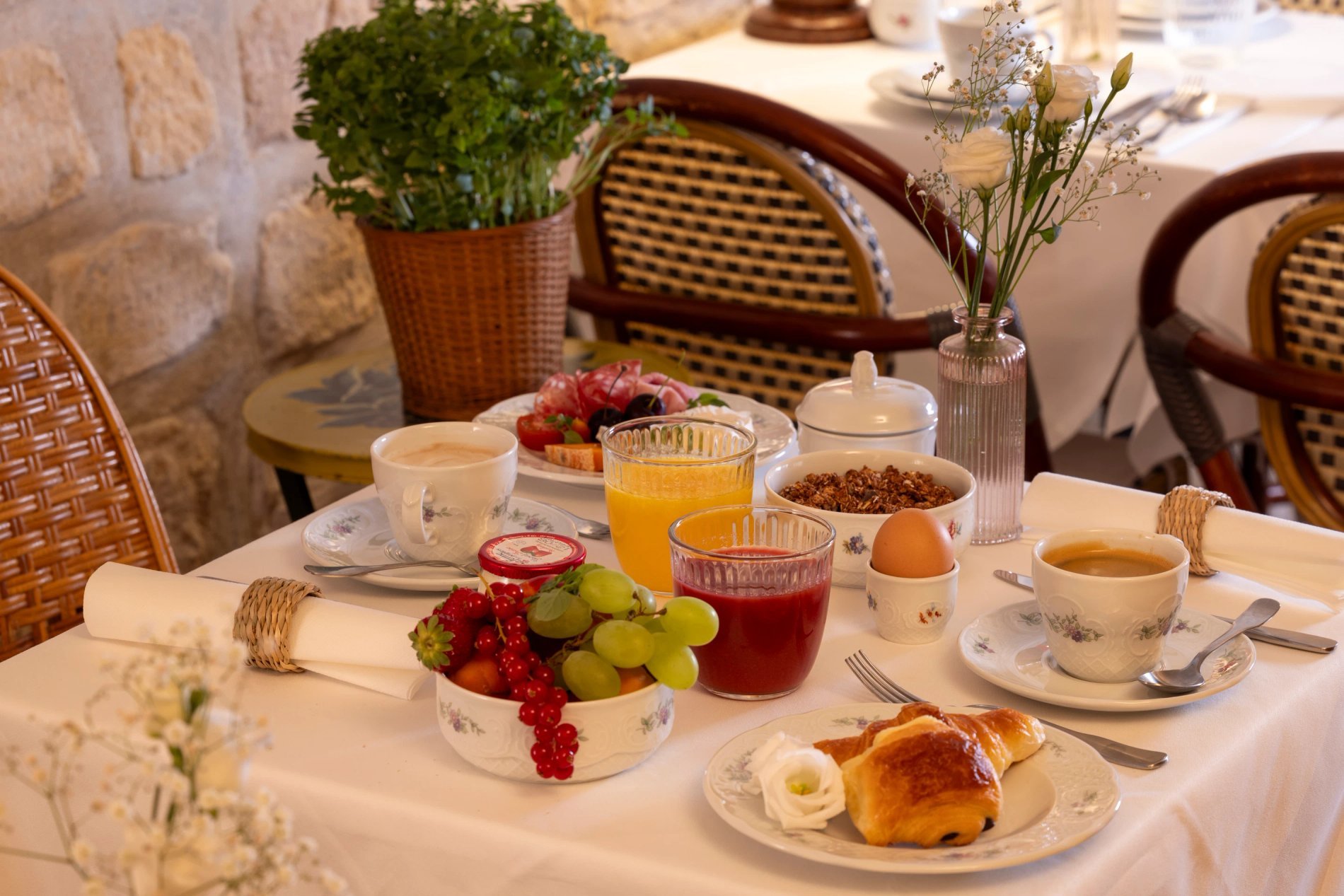 Hôtel Le Saint-Grégoire Buffet Breakfast Room