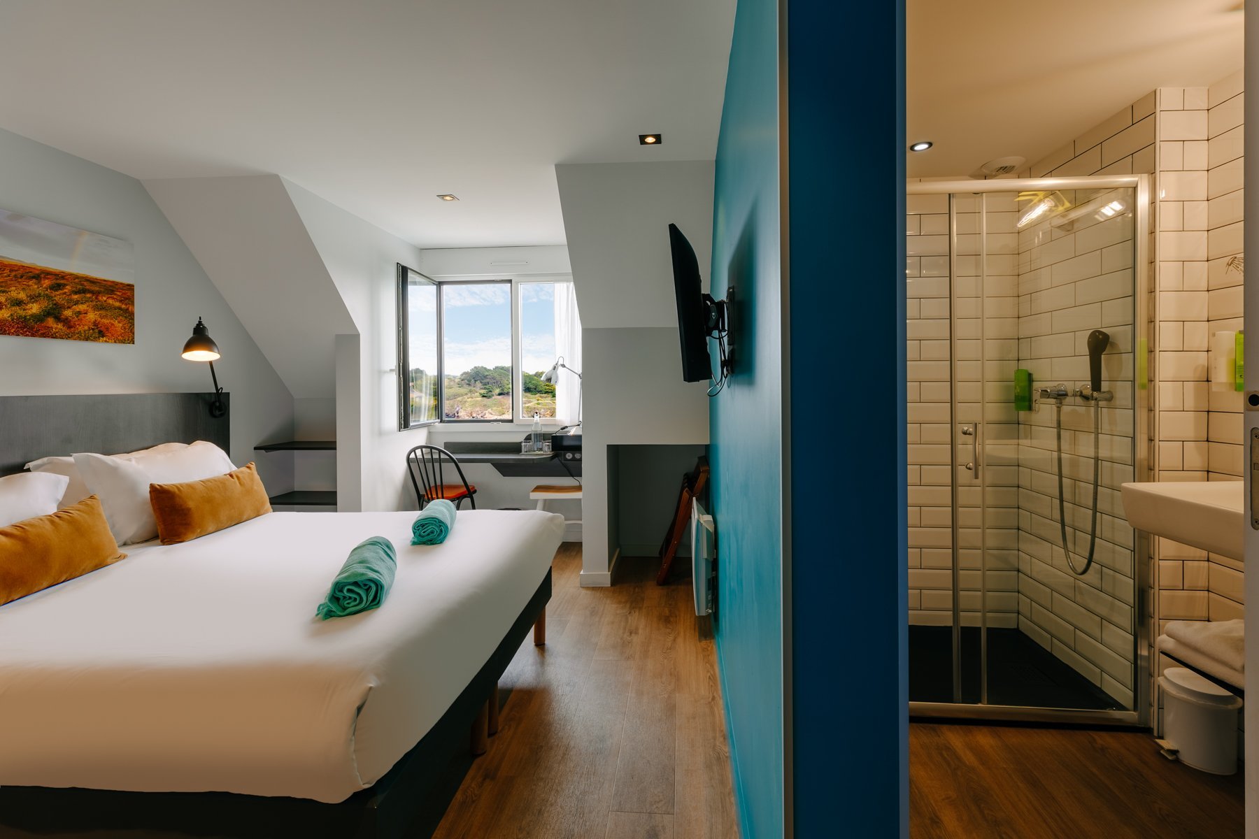 Chambre moderne de l’Hôtel Le Cardinal à Belle-Île-en-Mer avec salle de bain attenante