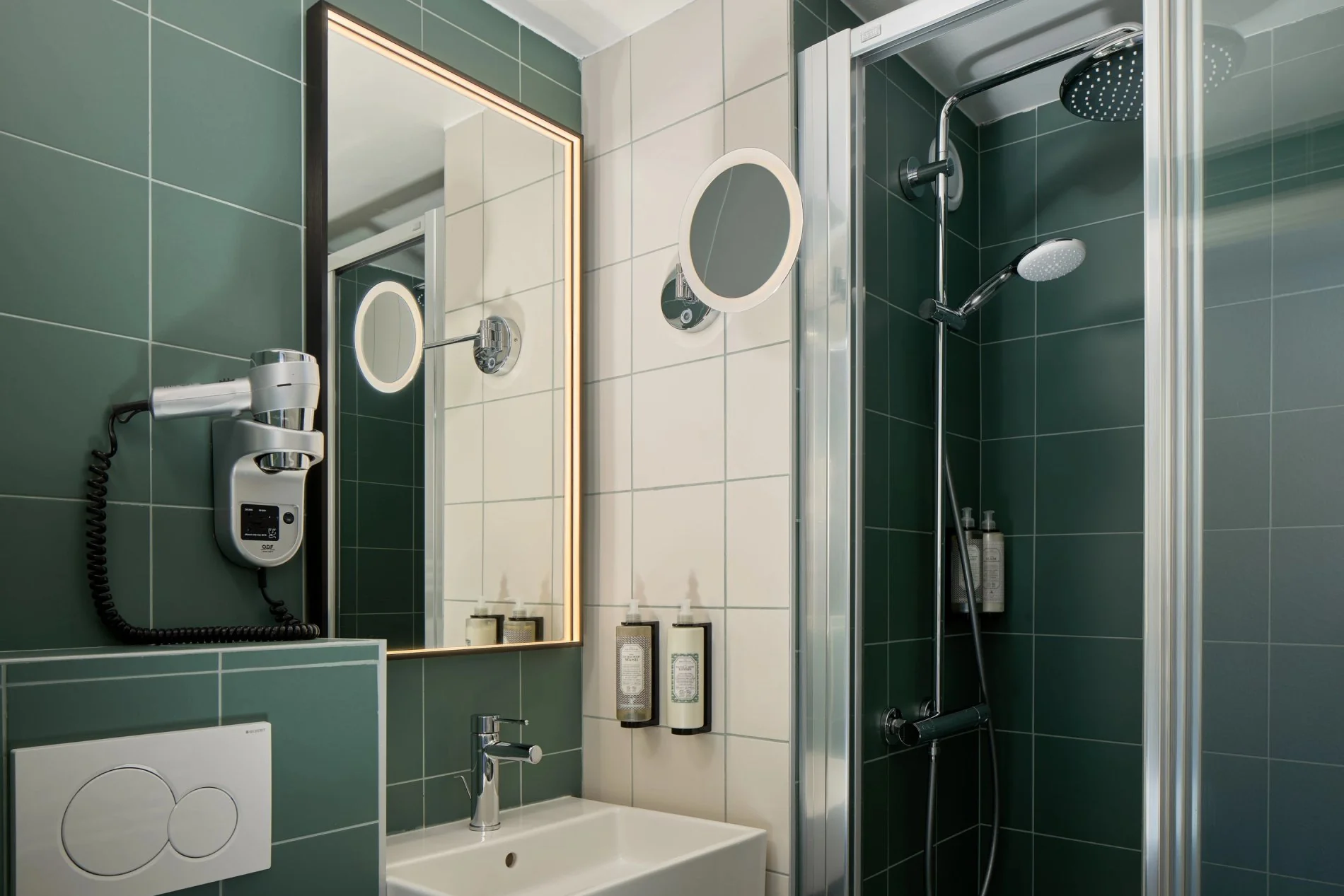 Salle de bain moderne avec douche au Timhotel Nation