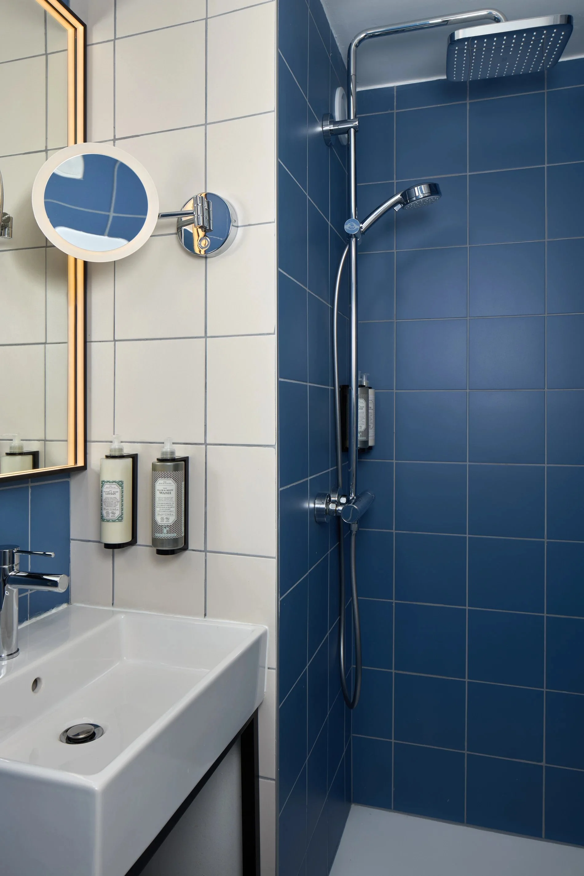 Salle de bain moderne avec douche au Timhotel Nation
