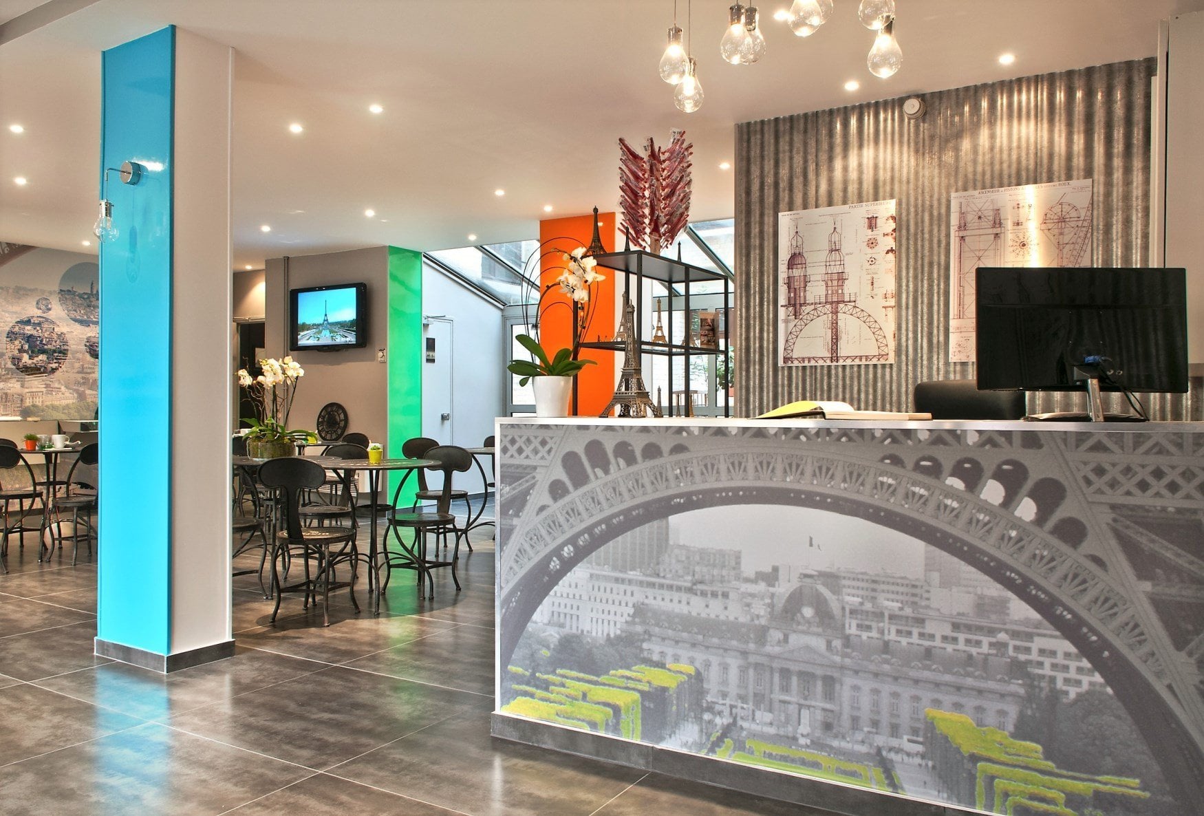 Réception et espace lounge de l'Hôtel Alpha Paris Eiffel à Boulogne-Billancourt.