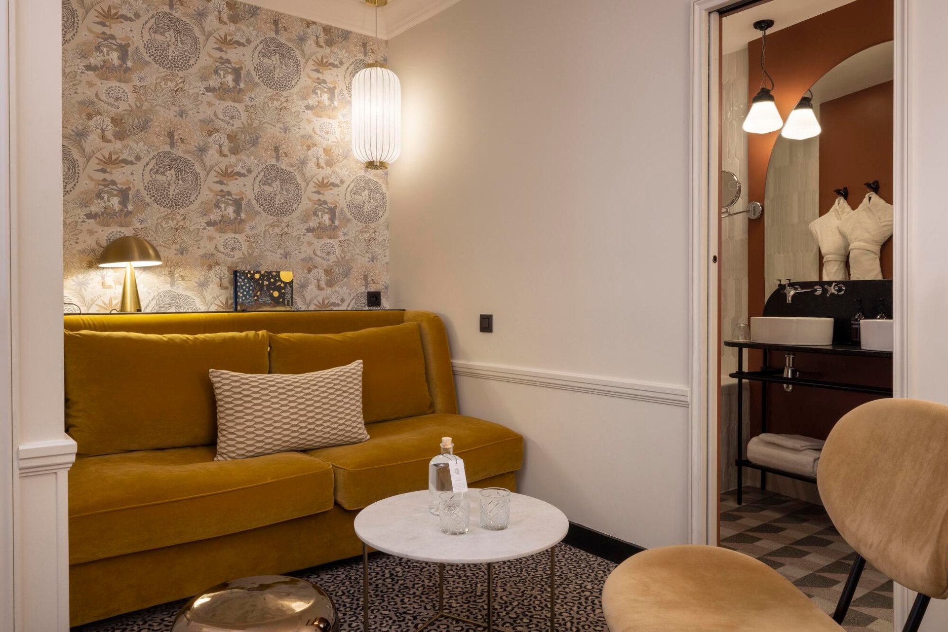 Petit salon de la suite exécutive romantique de l'hôtel Gramont près de l'Opéra Garnier à Paris