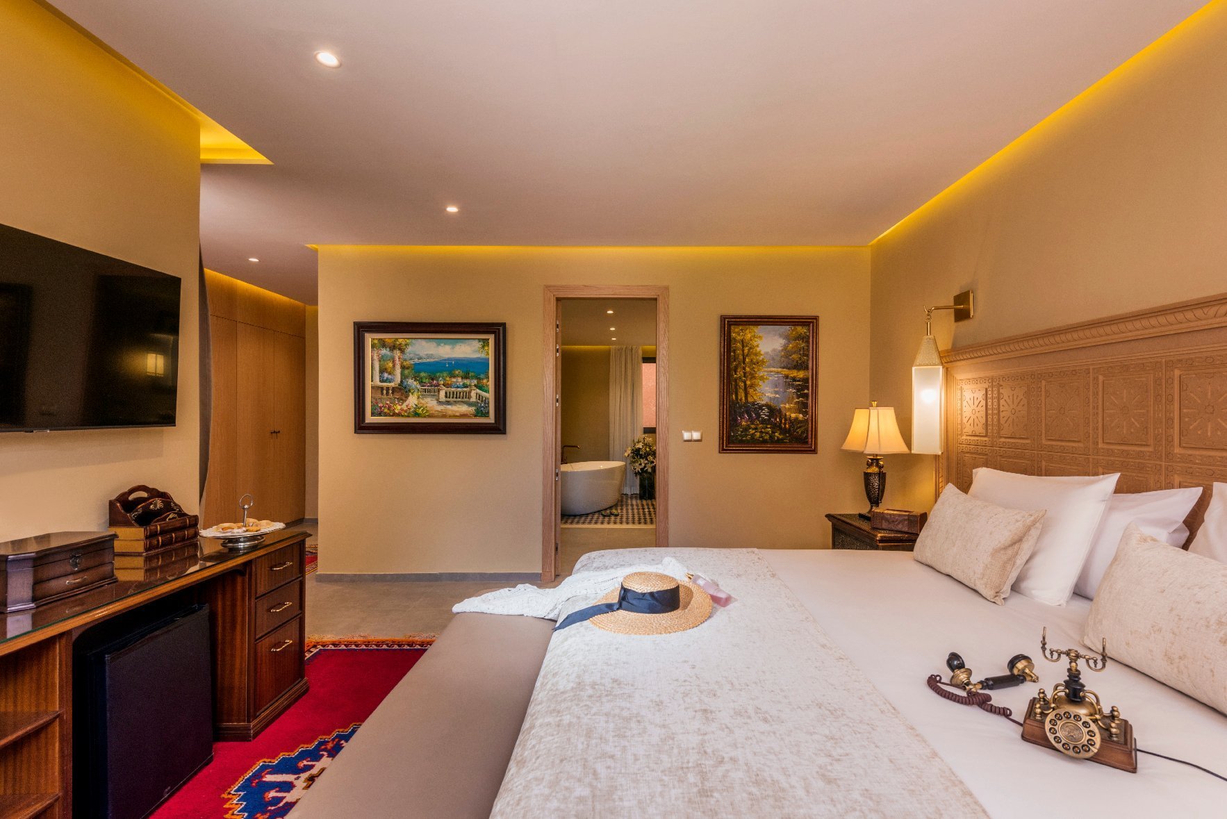 Chambre spacieuse avec coin salon dans la Suite Grand Vizir au Berbère Palace à Ouarzazate