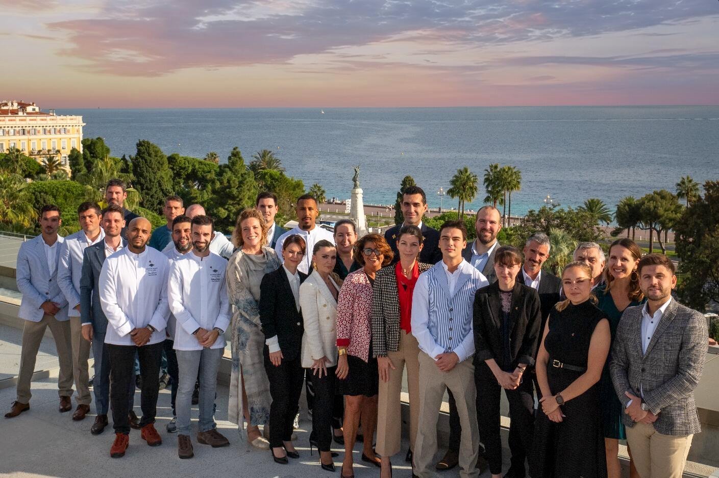 Équipe Hôtel Maison Albar Le Victoria sur terrasse vue mer.