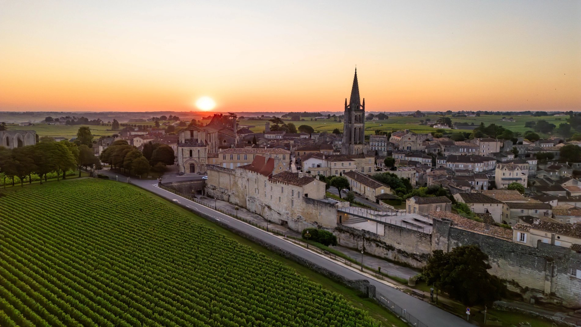 Vue aérienne de Saint-Émilion et des vignobles au lever du soleil