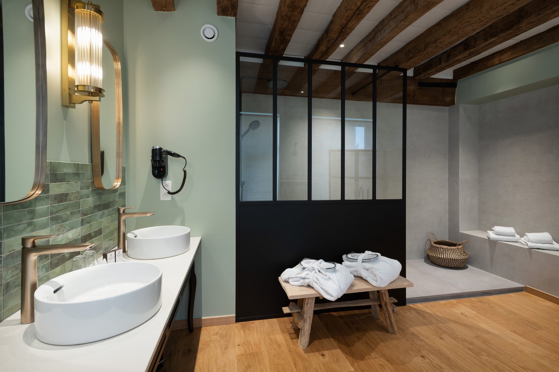 Salle de bain élégante avec douche à l'italienne dans la suite du Martin's Relais.