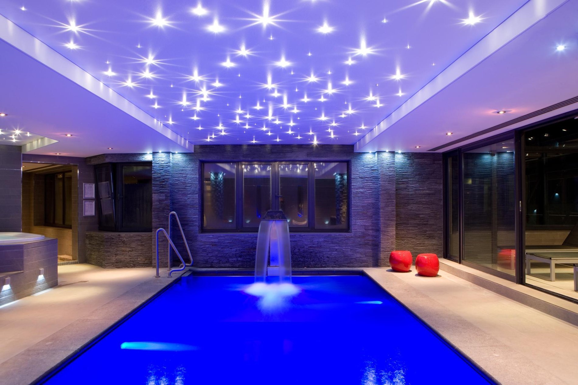 Piscine intérieure illuminée au Spa du Manoir de Genval.