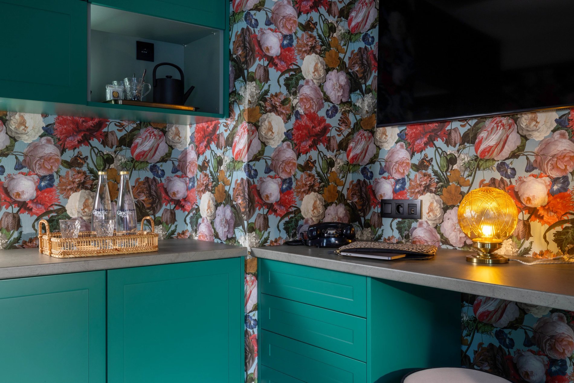 Hotel Ginette à la Folie Room Suite Terrace Desk Kettle TV