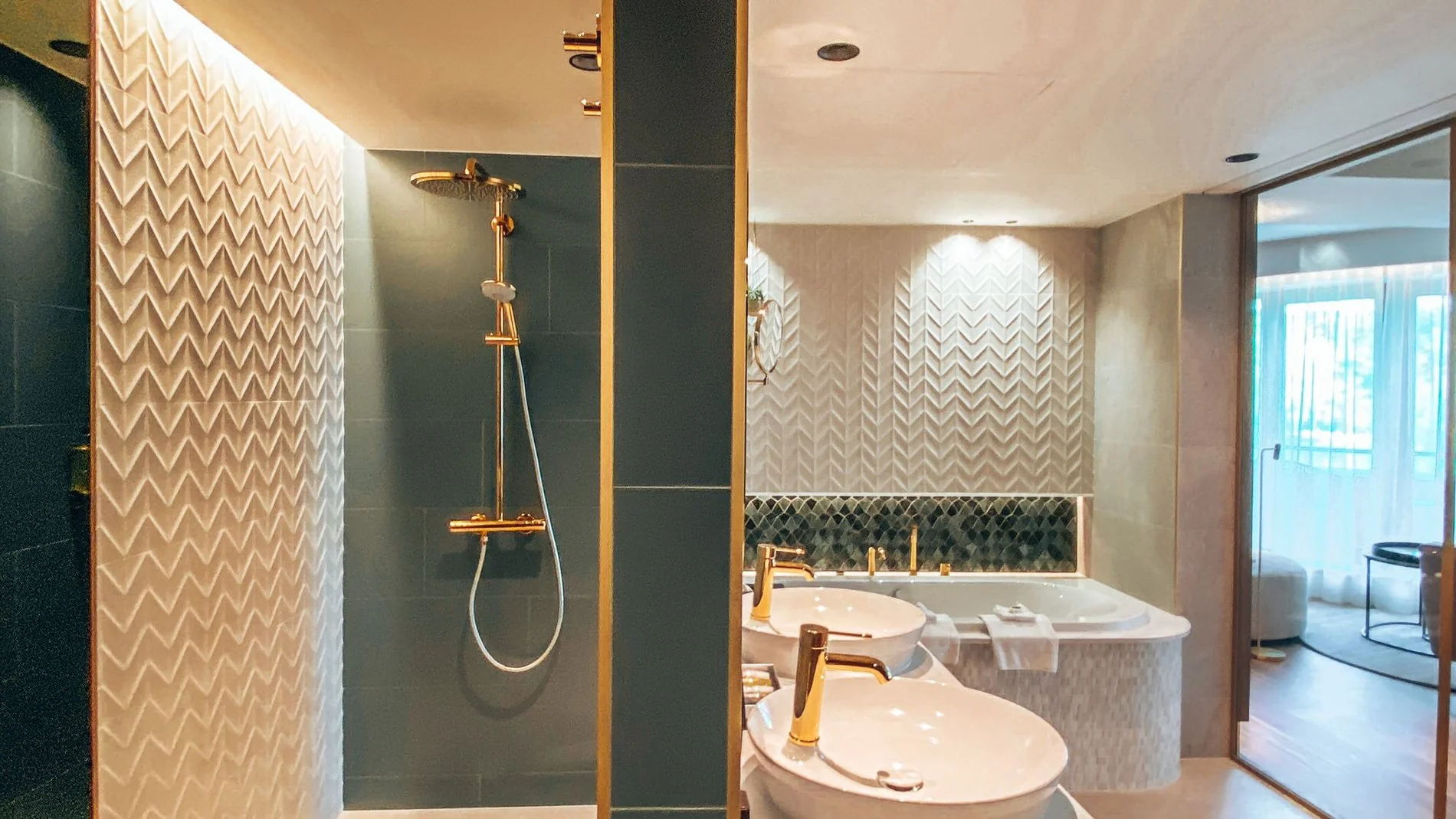 Badkamer met inloopdouche, bad en stijlvolle verlichting bij Martin's Château du Lac.