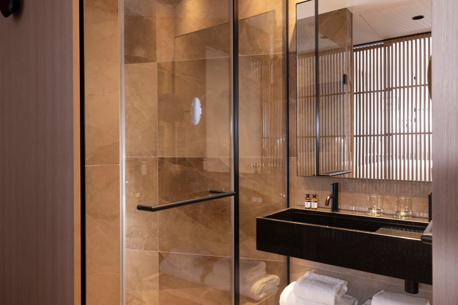 Hotel ESTÉ Superior Room Patio Bathroom Shower