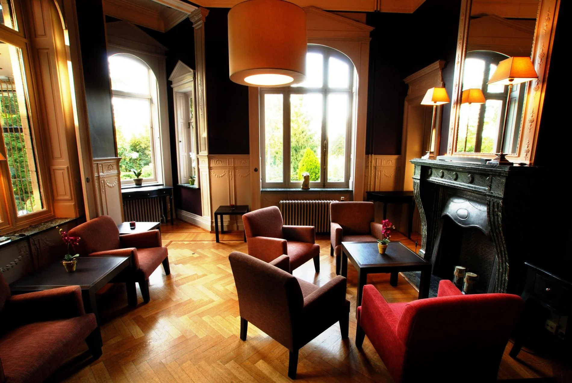 Salon confortable et lumineux avec vue au Manoir de Genval.
