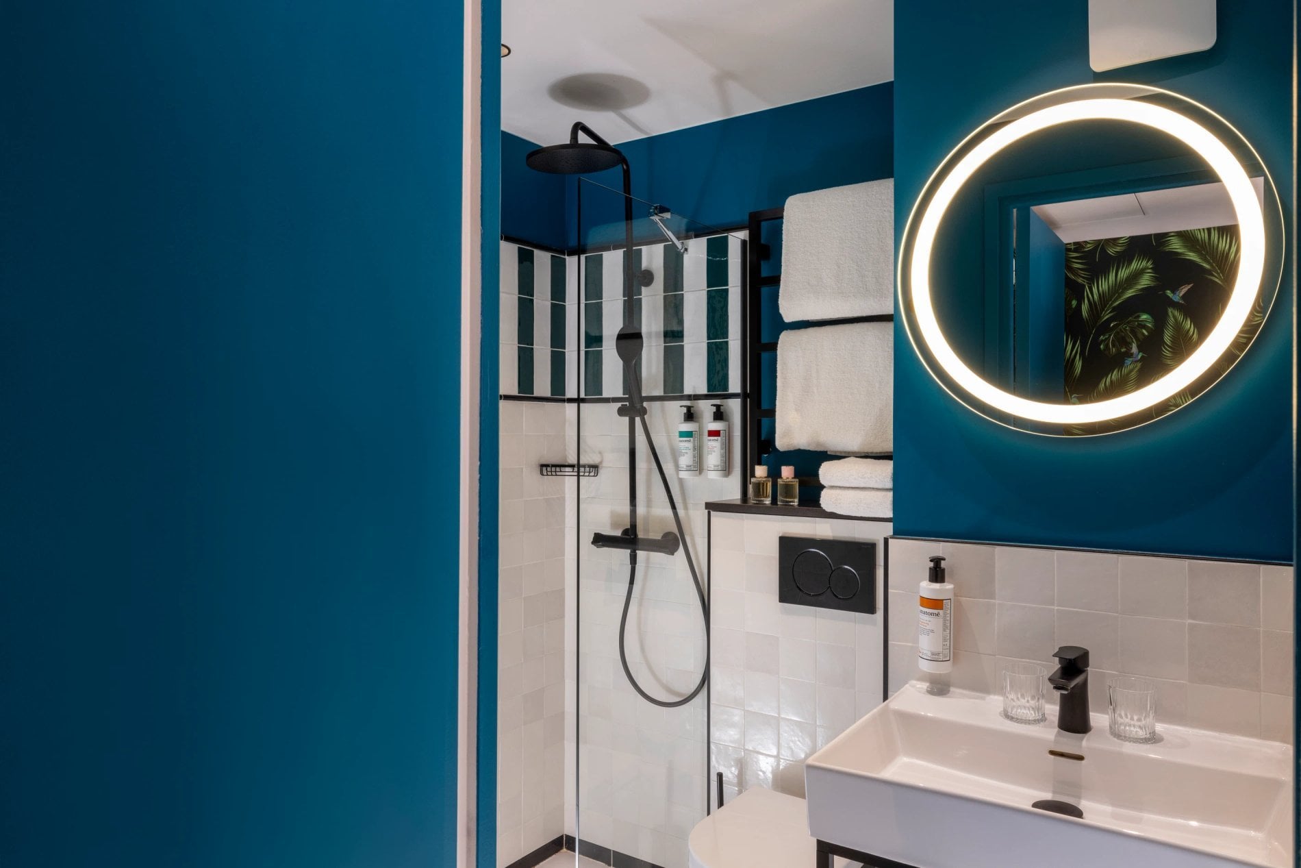 Hotel Brady Superior Room Bathroom Shower