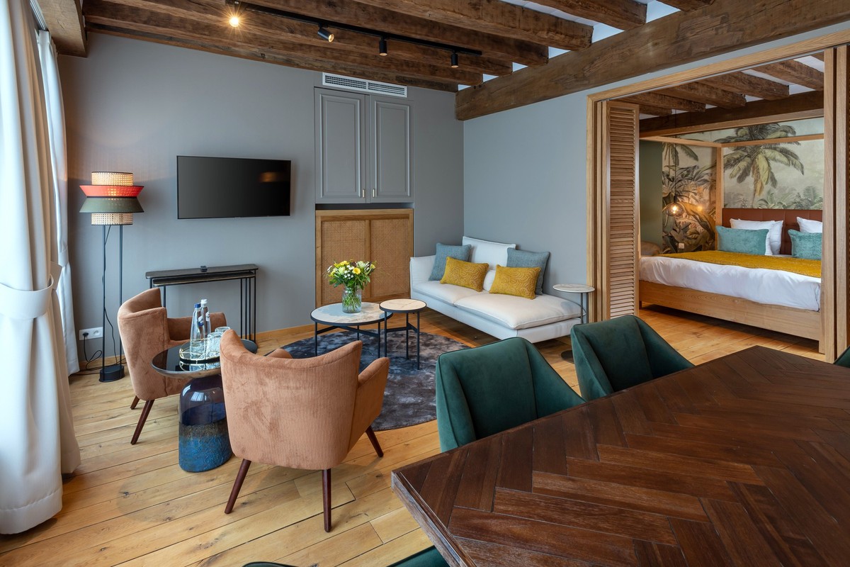 Martin's Relais 4****, Moderne en lichte woonkamer met zichtbare balken in Martin's Relais.