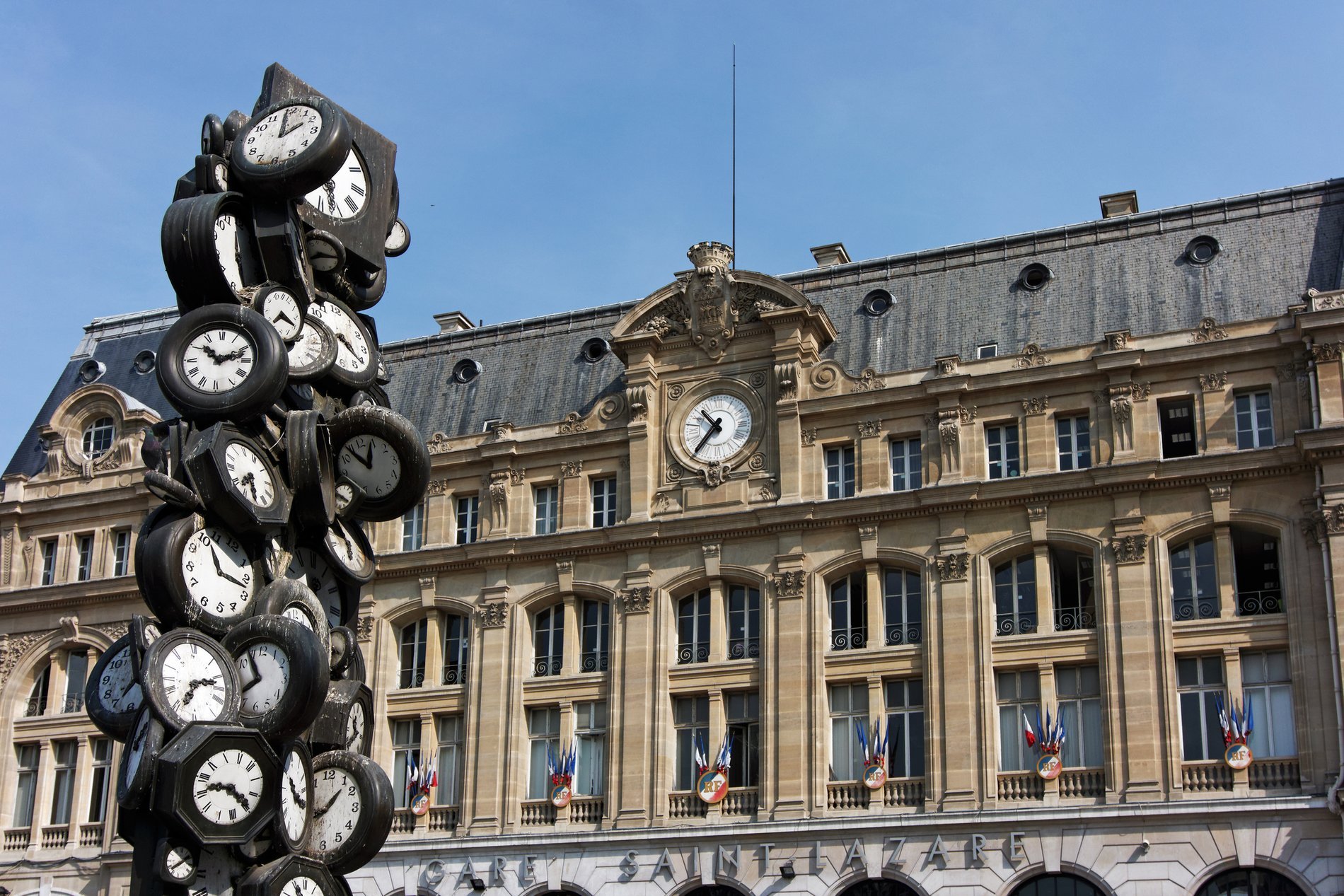 Sculpture des horloges devant la gare Saint-Lazare à Paris, à deux pas de l’hôtel Le 12