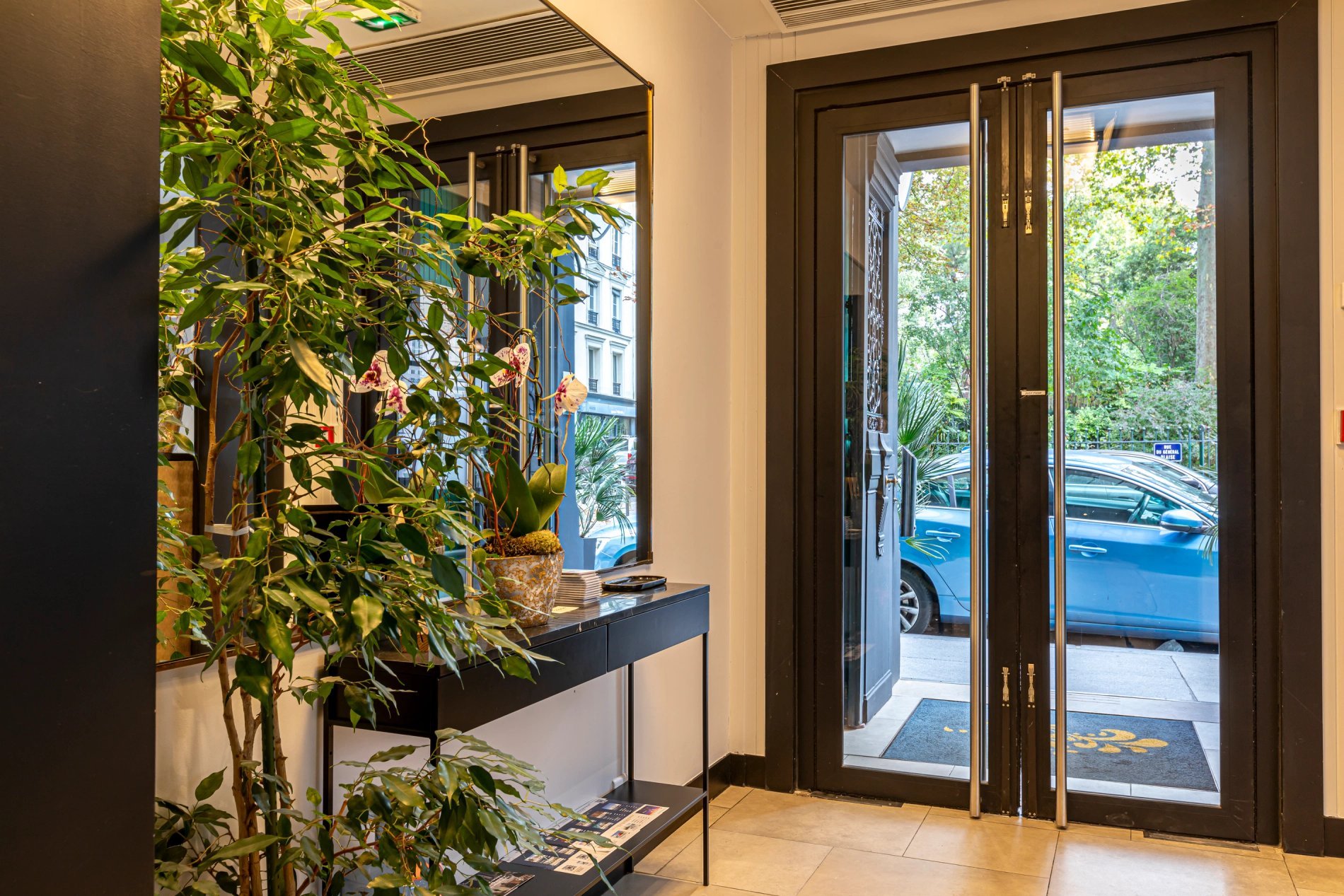 Gardette Park Hotel | Lobby and breakfast buffet