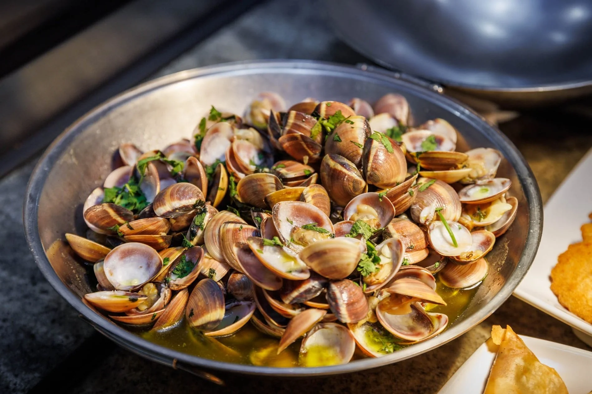 Disfrute de un buffet con variadas opciones para almorzar y cenar en el restaurante Dom Alimado del Jupiter Lisboa Hotel